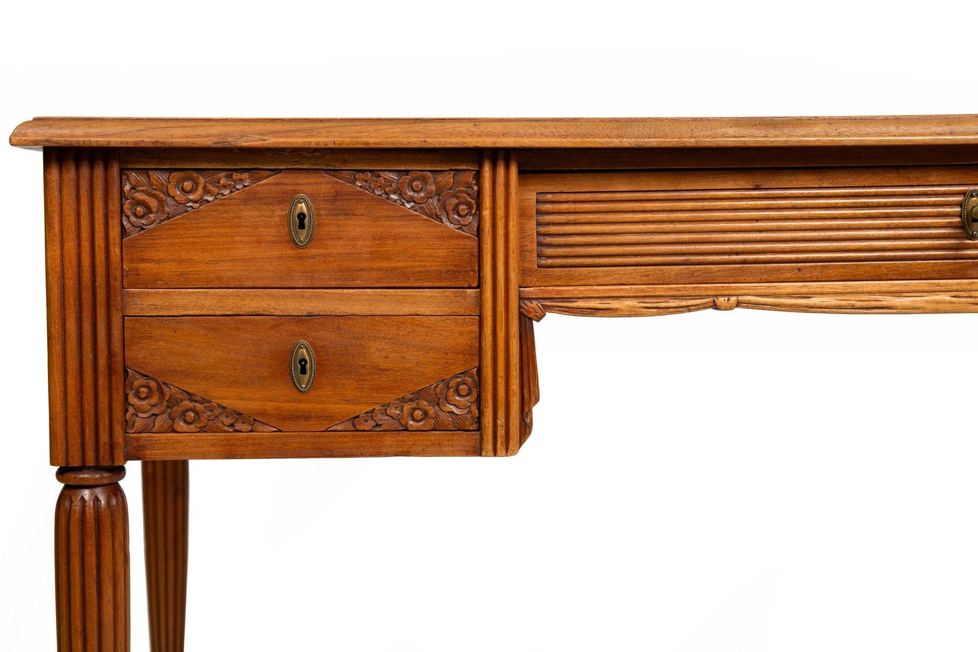 Französisch Art Deco geschnitzt Nussbaum Leder Bureau Plat Schreibtisch ca. 1940 im Zustand „Gut“ im Angebot in Shippensburg, PA