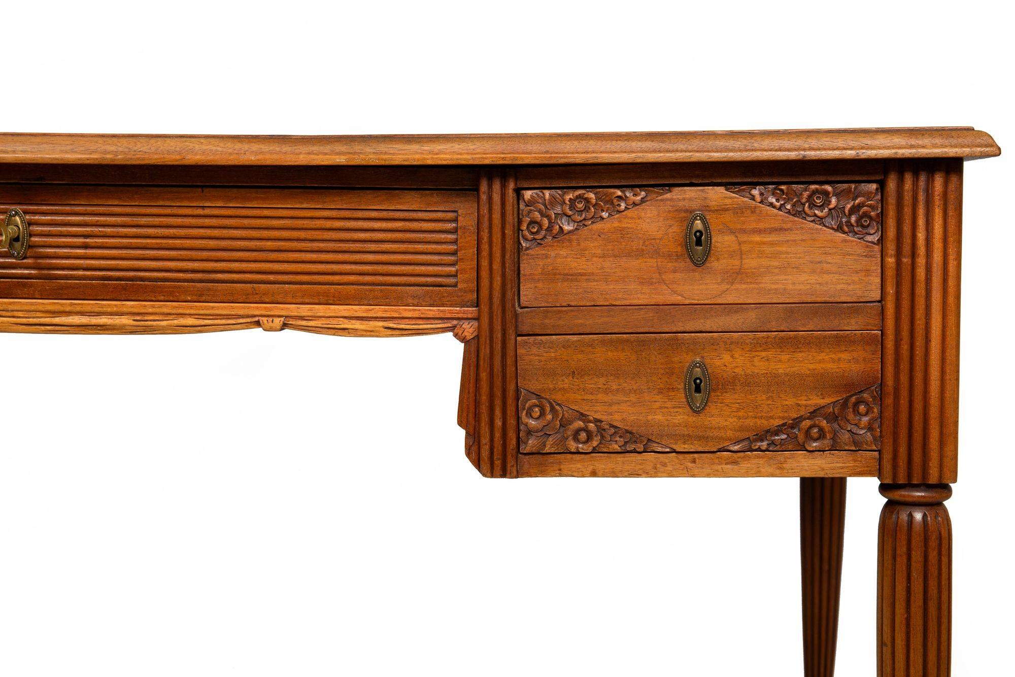 Französisch Art Deco geschnitzt Nussbaum Leder Bureau Plat Schreibtisch ca. 1940 (20. Jahrhundert) im Angebot