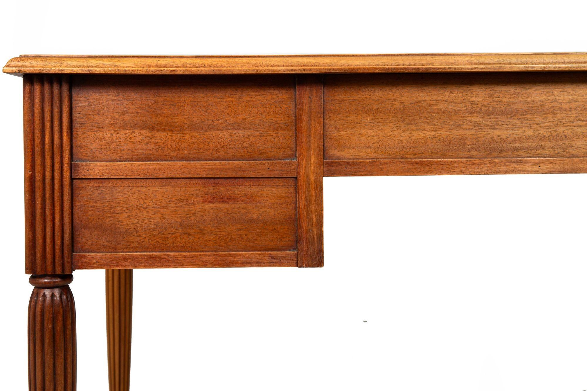 Französisch Art Deco geschnitzt Nussbaum Leder Bureau Plat Schreibtisch ca. 1940 im Angebot 1
