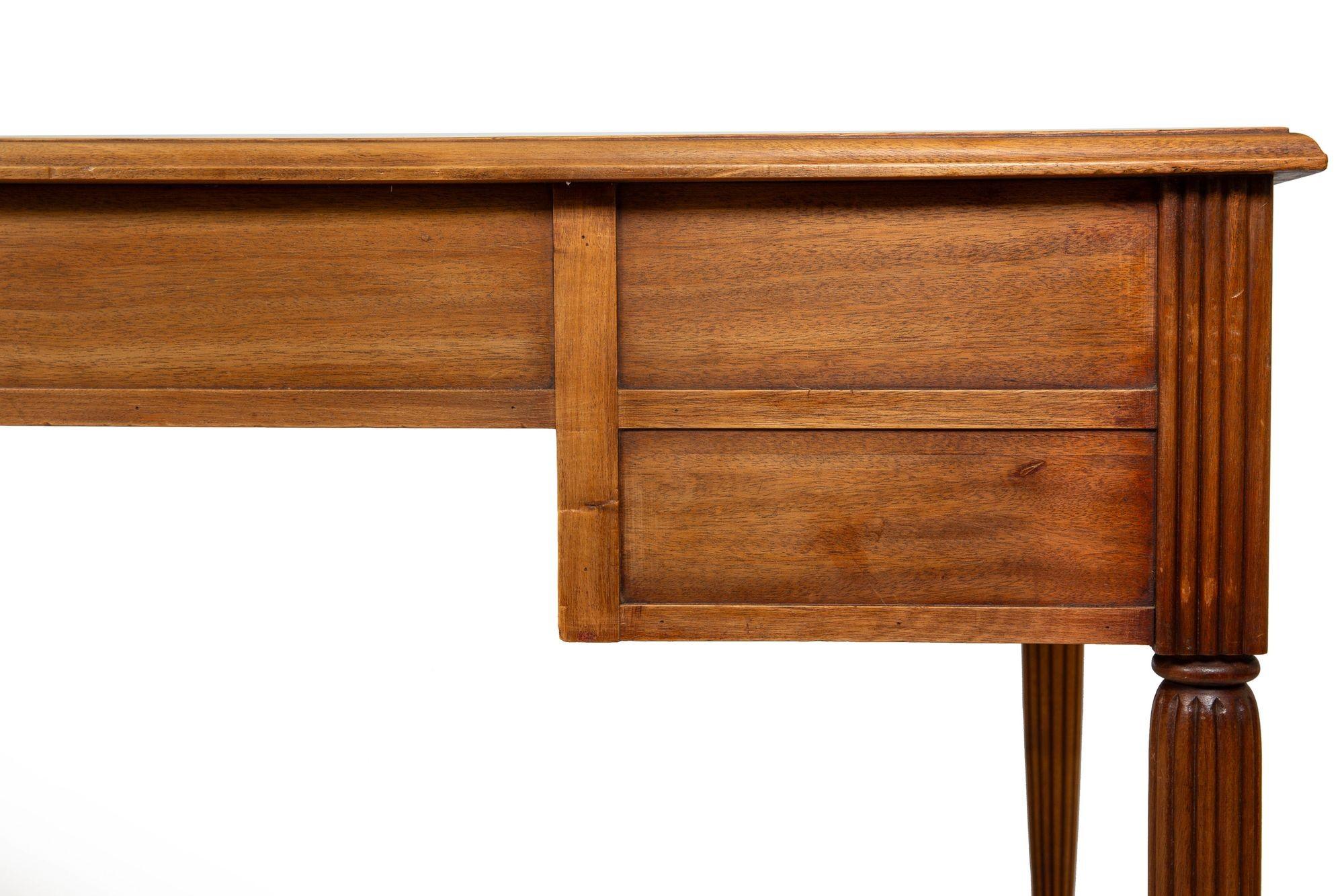 Französisch Art Deco geschnitzt Nussbaum Leder Bureau Plat Schreibtisch ca. 1940 im Angebot 2