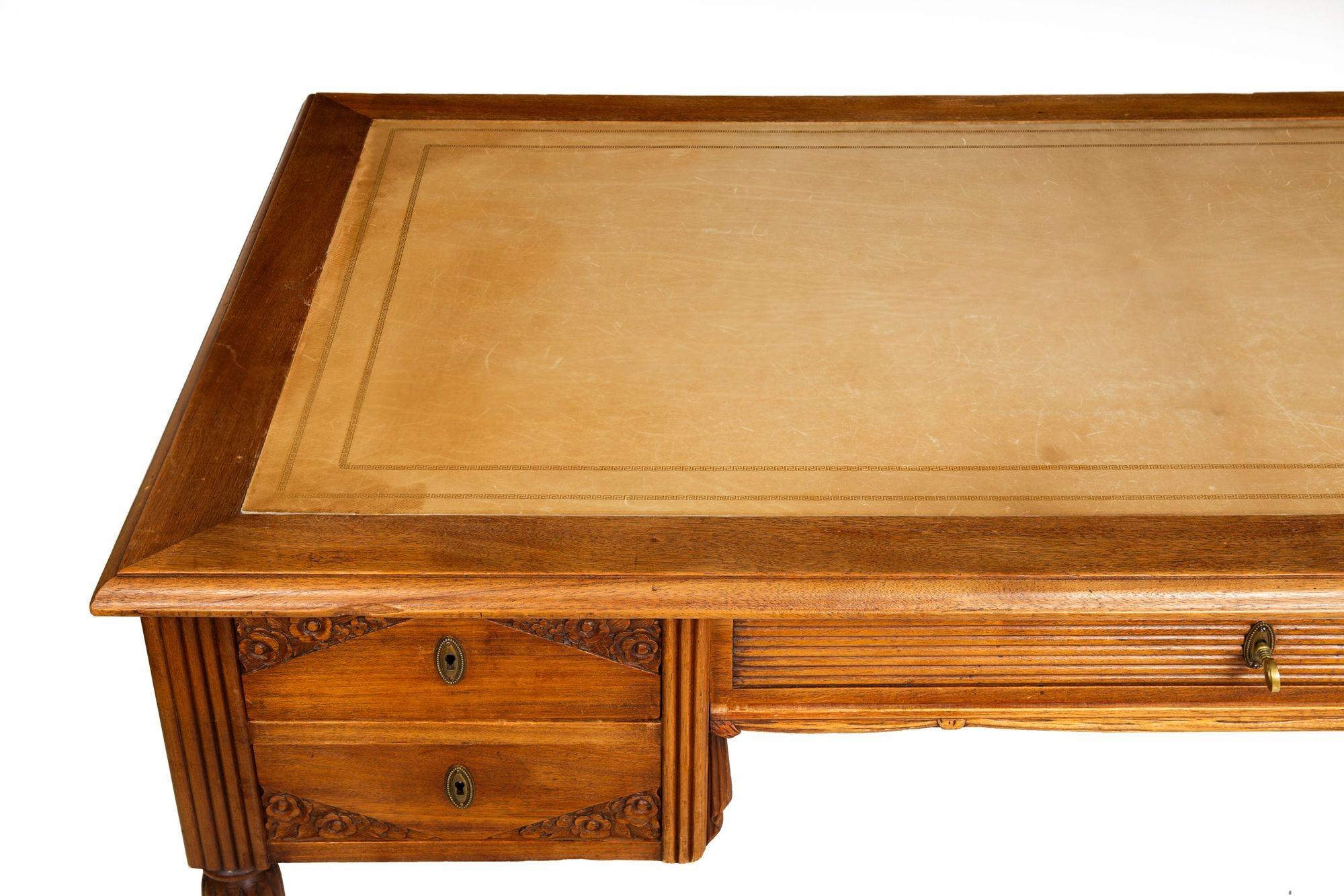 Französisch Art Deco geschnitzt Nussbaum Leder Bureau Plat Schreibtisch ca. 1940 im Angebot 3