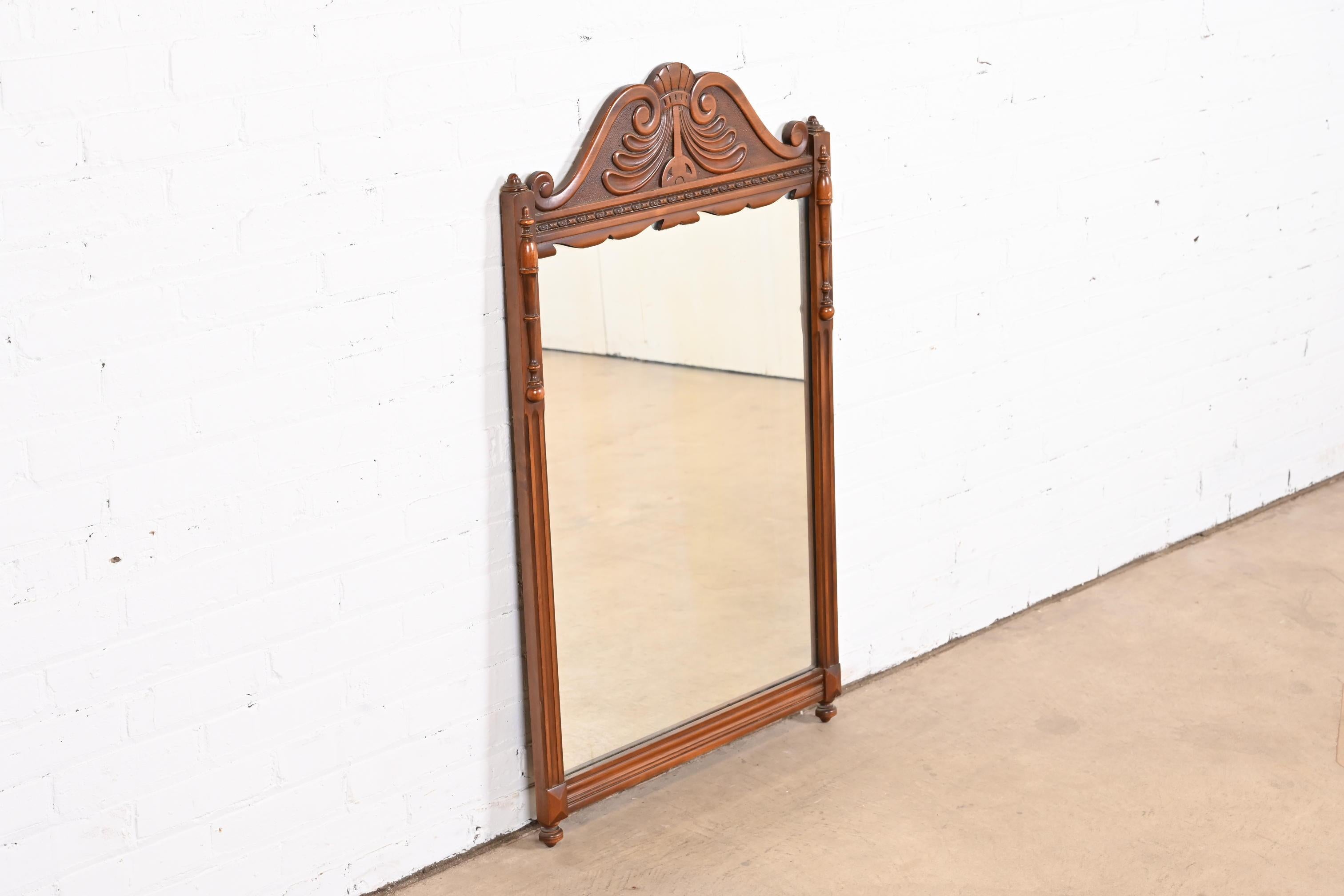 A gorgeous French Art Deco style carved walnut framed wall mirror

By Landstrom Furniture

USA, Circa 1940s

Measures: 24.25