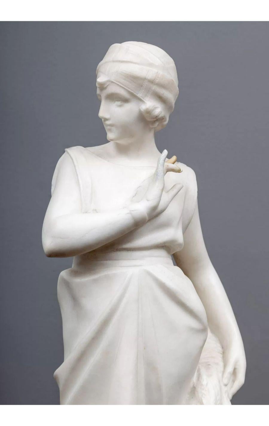 Eine französische Art Deco Figur aus weißem Marmor, die ein Flapper Girl darstellt.

Wunderschön geschnitzte und sehr detaillierte Statue auf einem Sockel aus Panozza-Marmor.

Zusätzliche Informationen:
Abmessungen:
Breite: 7