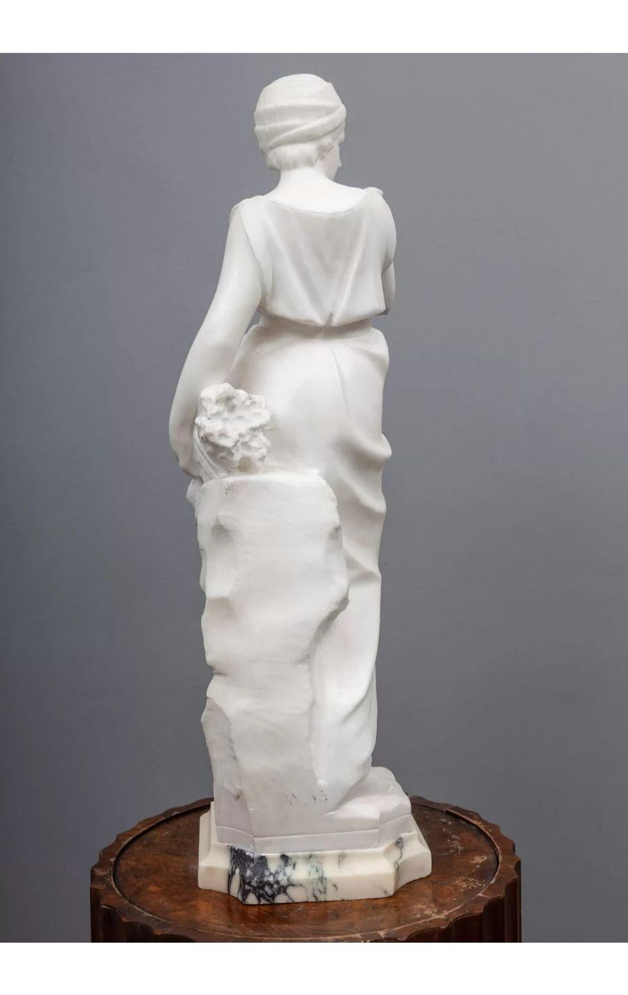 Französische geschnitzte Art-Déco-Figur eines Flapper-Mädchens aus weißem Marmor (Art déco) im Angebot