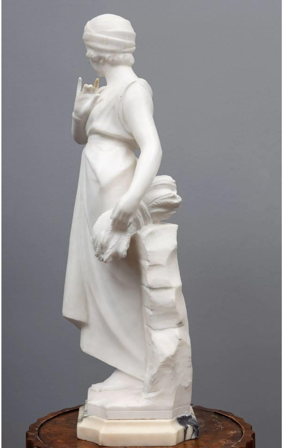 Französische geschnitzte Art-Déco-Figur eines Flapper-Mädchens aus weißem Marmor (Geschnitzt) im Angebot