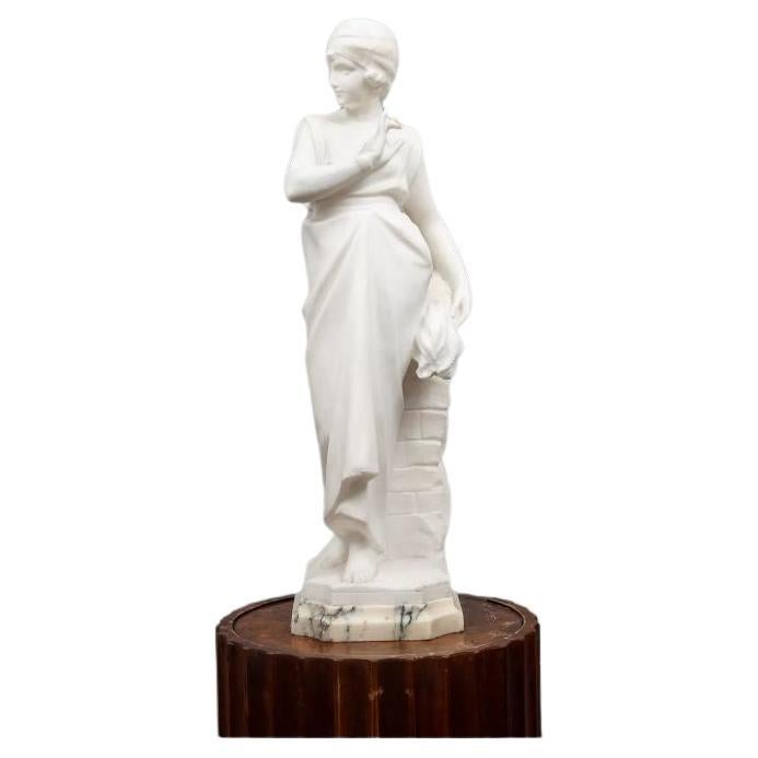 Französische geschnitzte Art-Déco-Figur eines Flapper-Mädchens aus weißem Marmor im Angebot