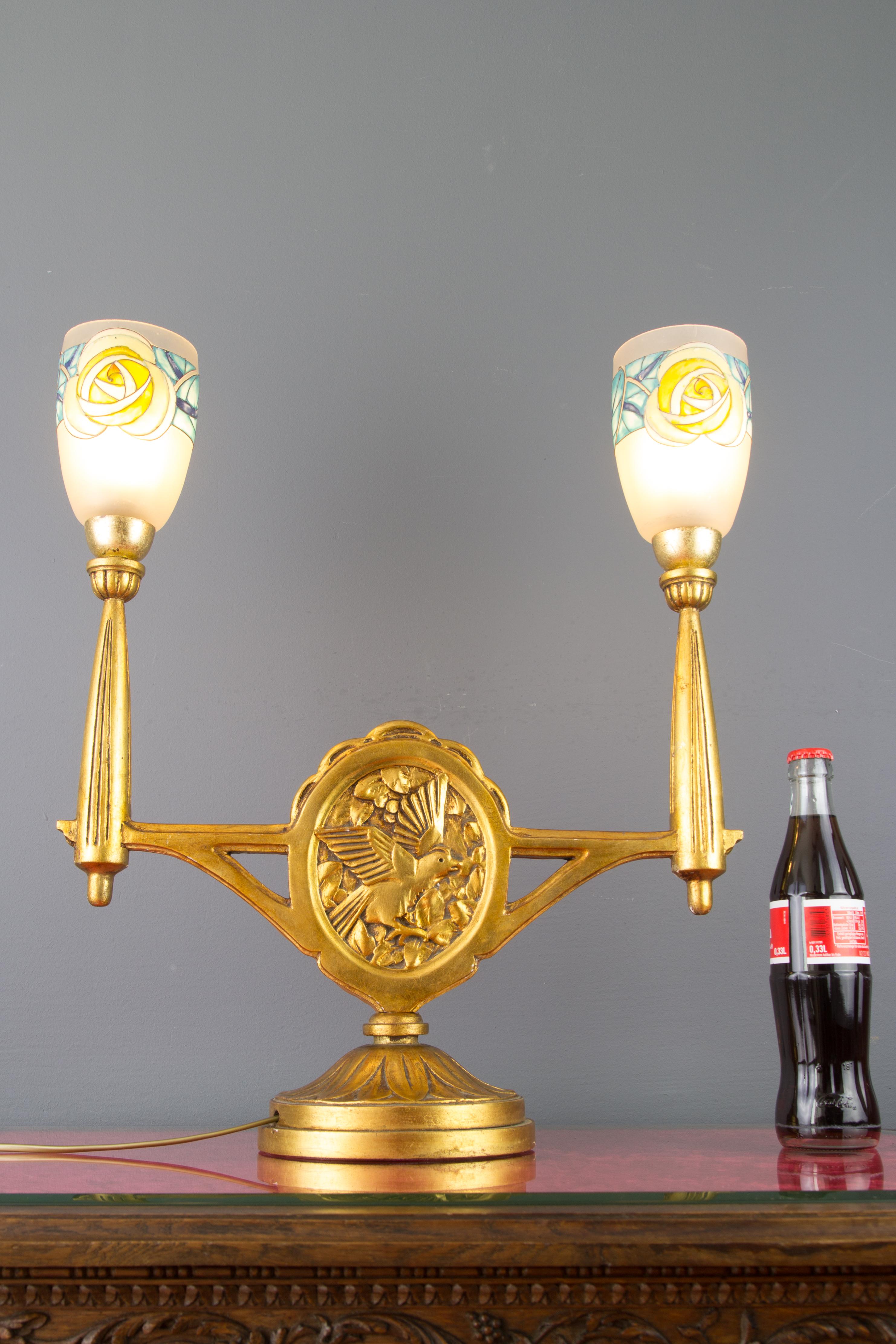 Lámpara de sobremesa francesa Art Decó de madera tallada y cristal esmerilado de dos luces en venta 6