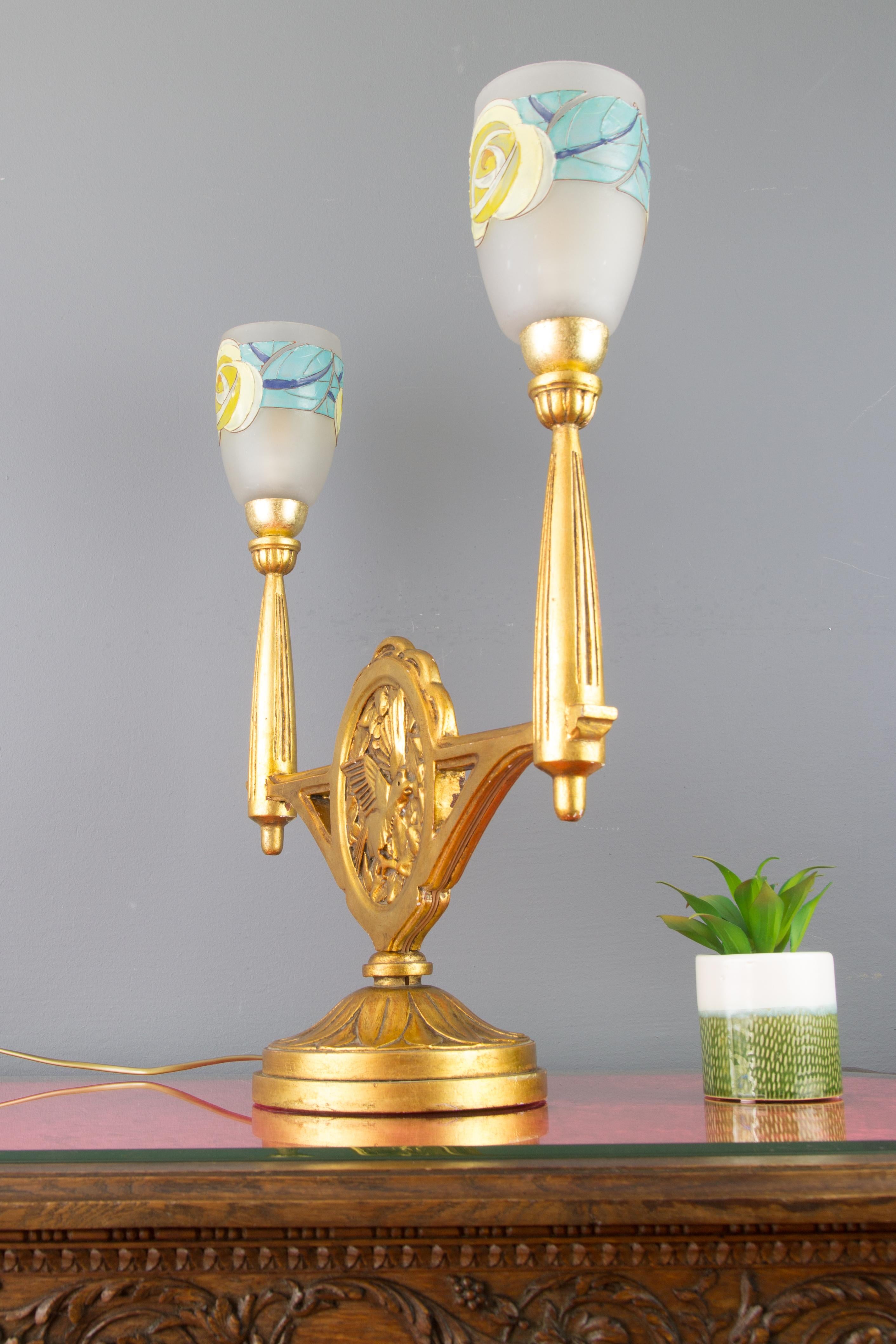 Lámpara de sobremesa francesa Art Decó de madera tallada y cristal esmerilado de dos luces en venta 7