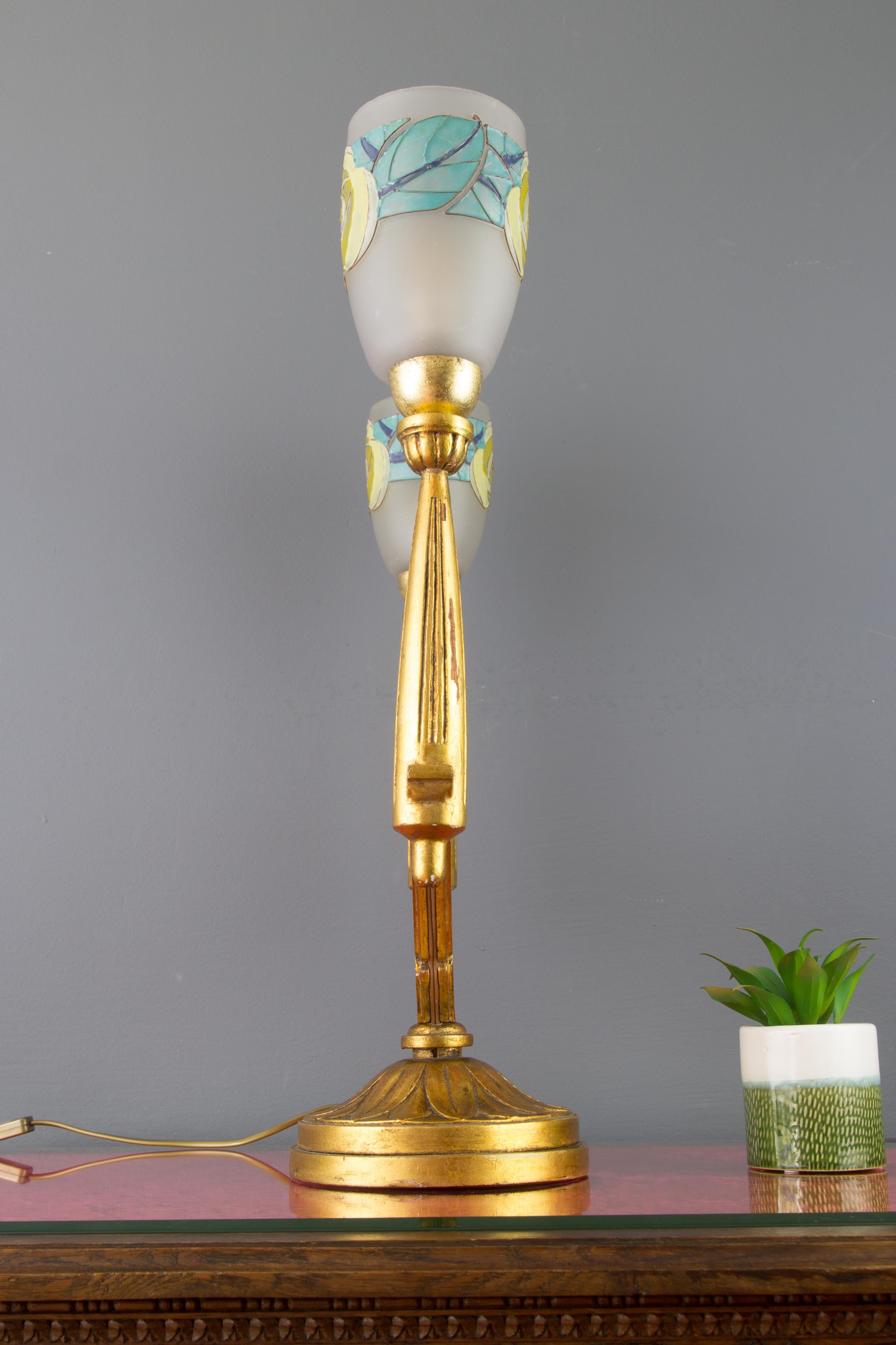 Lámpara de sobremesa francesa Art Decó de madera tallada y cristal esmerilado de dos luces en venta 8