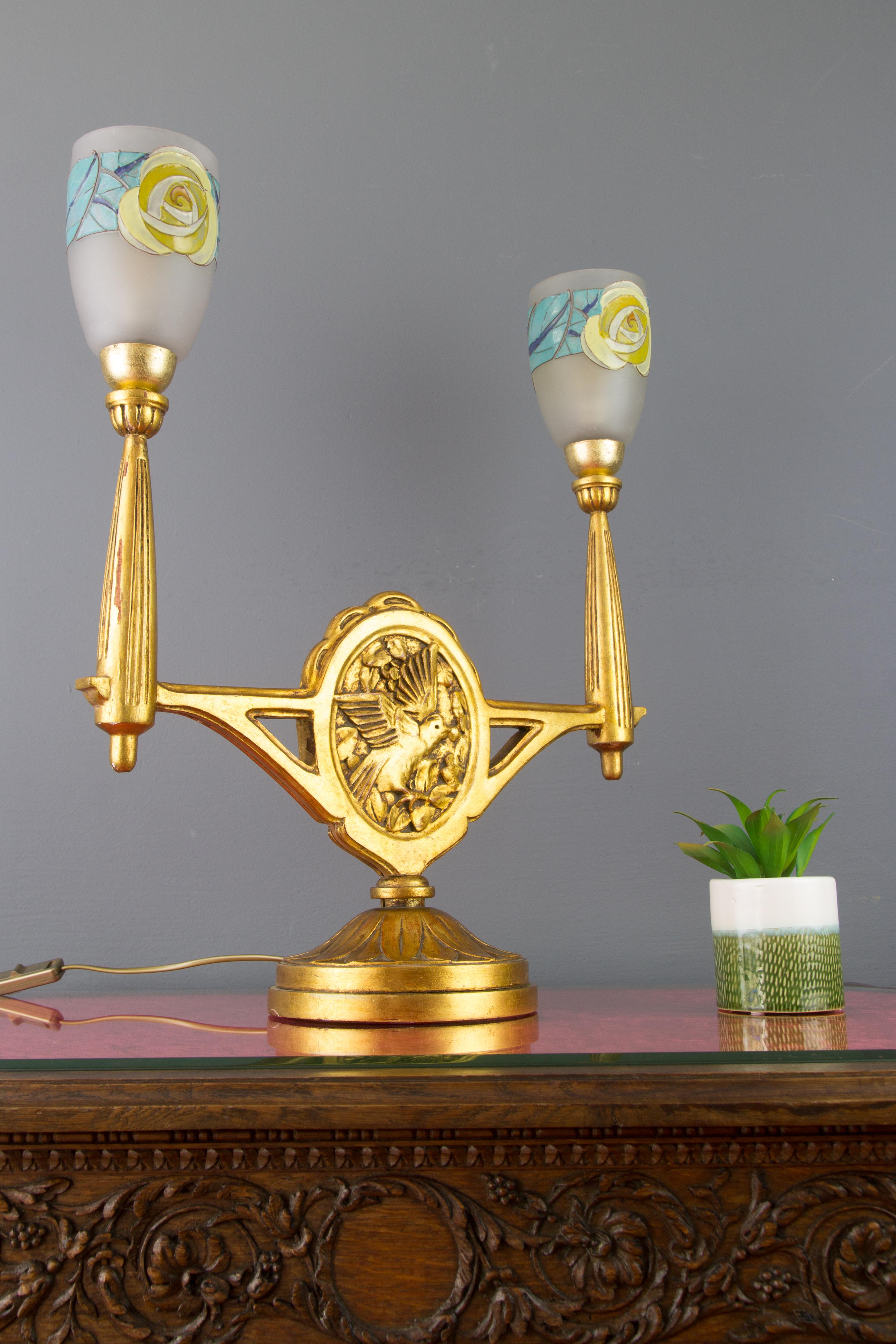 Lámpara de sobremesa francesa Art Decó de madera tallada y cristal esmerilado de dos luces en venta 9