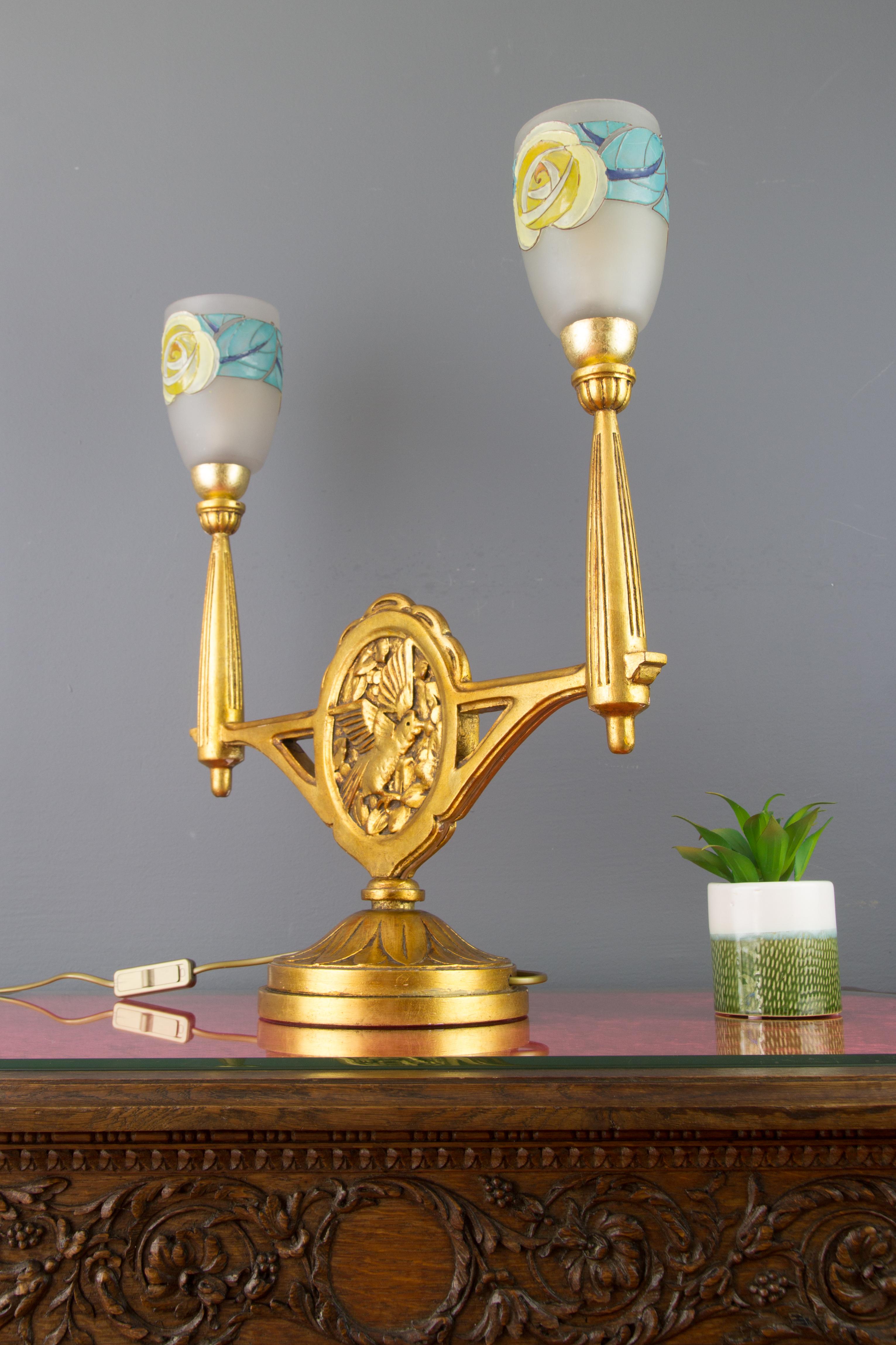 Lámpara de sobremesa francesa Art Decó de madera tallada y cristal esmerilado de dos luces en venta 10