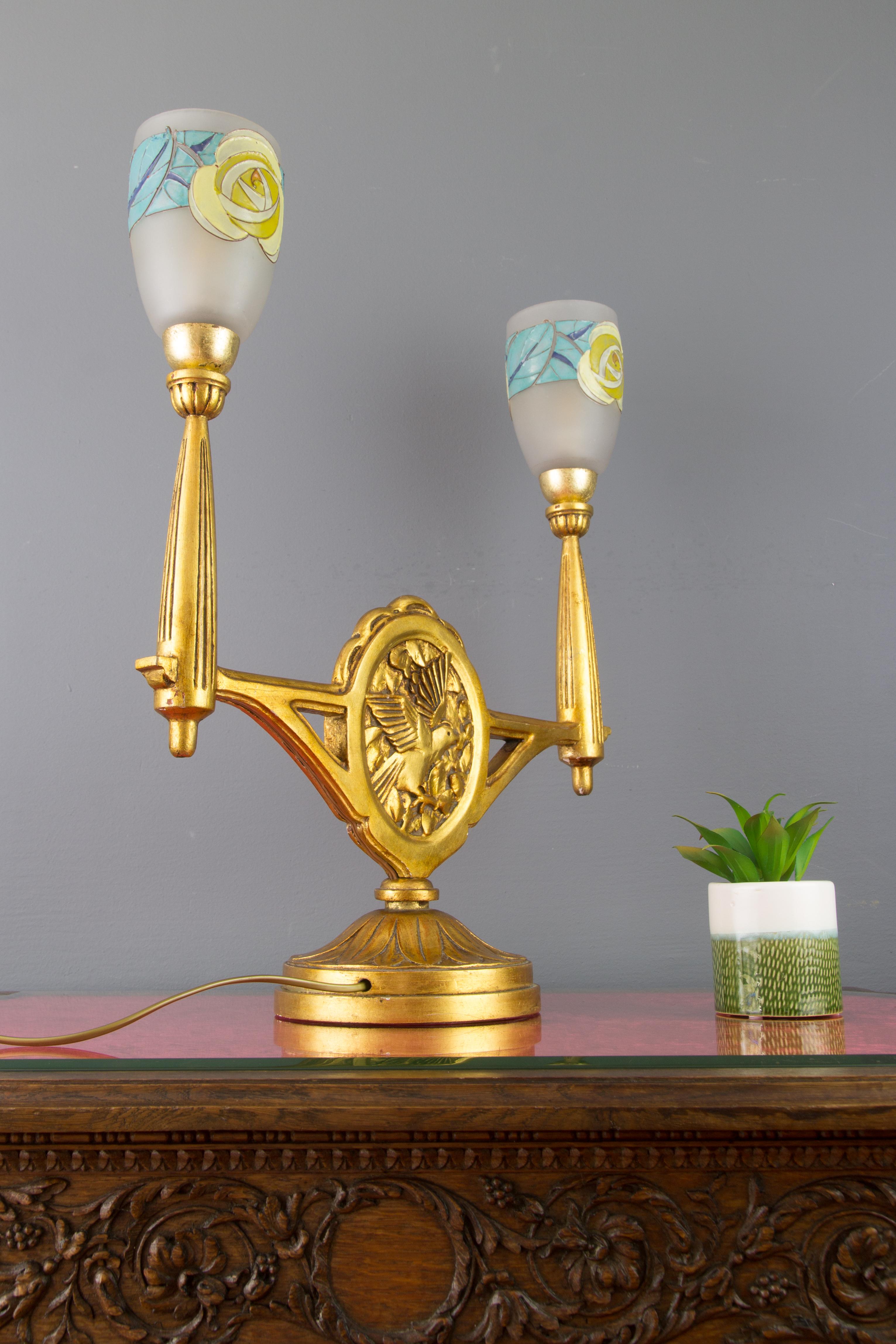 Lámpara de sobremesa francesa Art Decó de madera tallada y cristal esmerilado de dos luces en venta 11