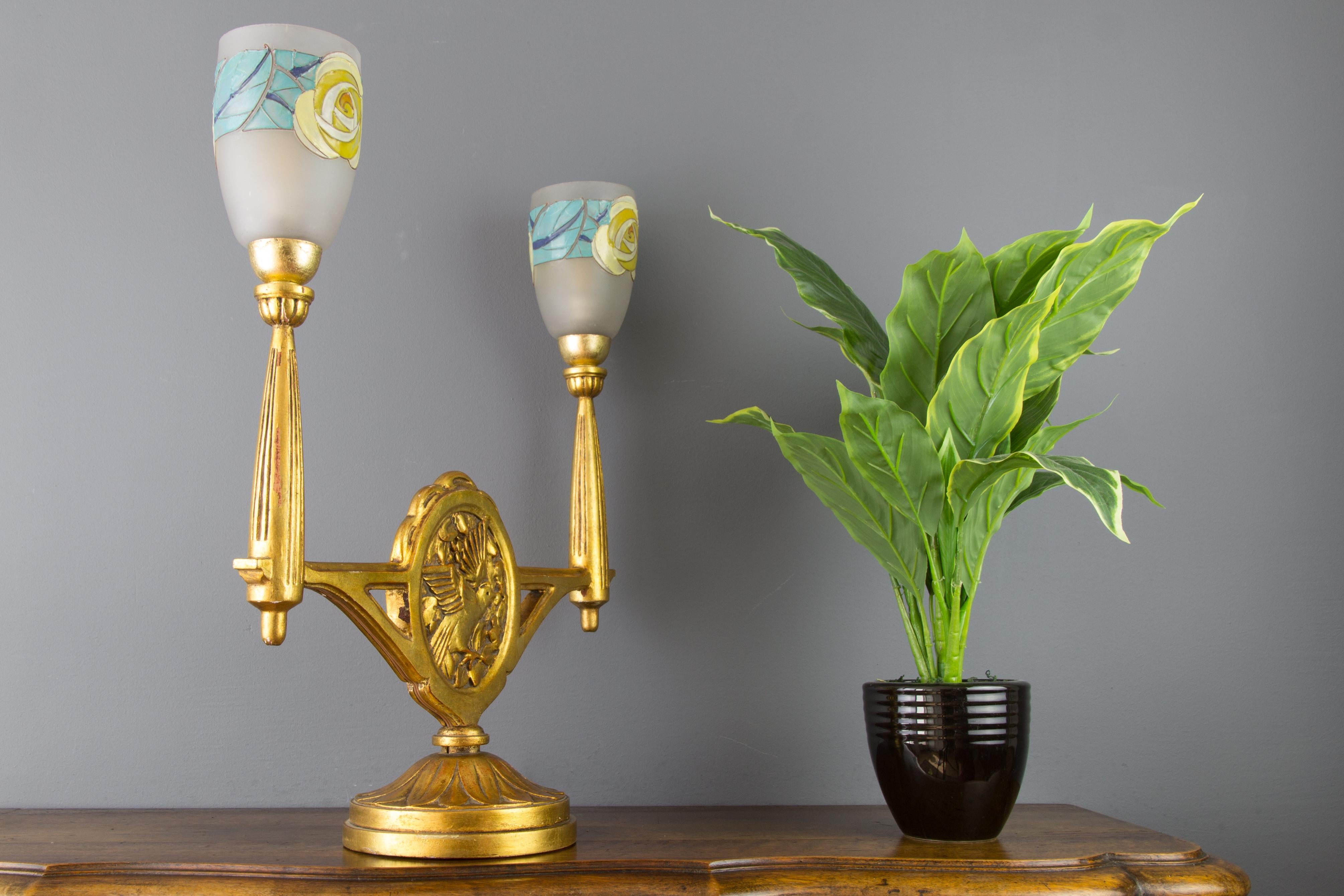 Lámpara de sobremesa francesa Art Decó de madera tallada y cristal esmerilado de dos luces Esmaltado en venta
