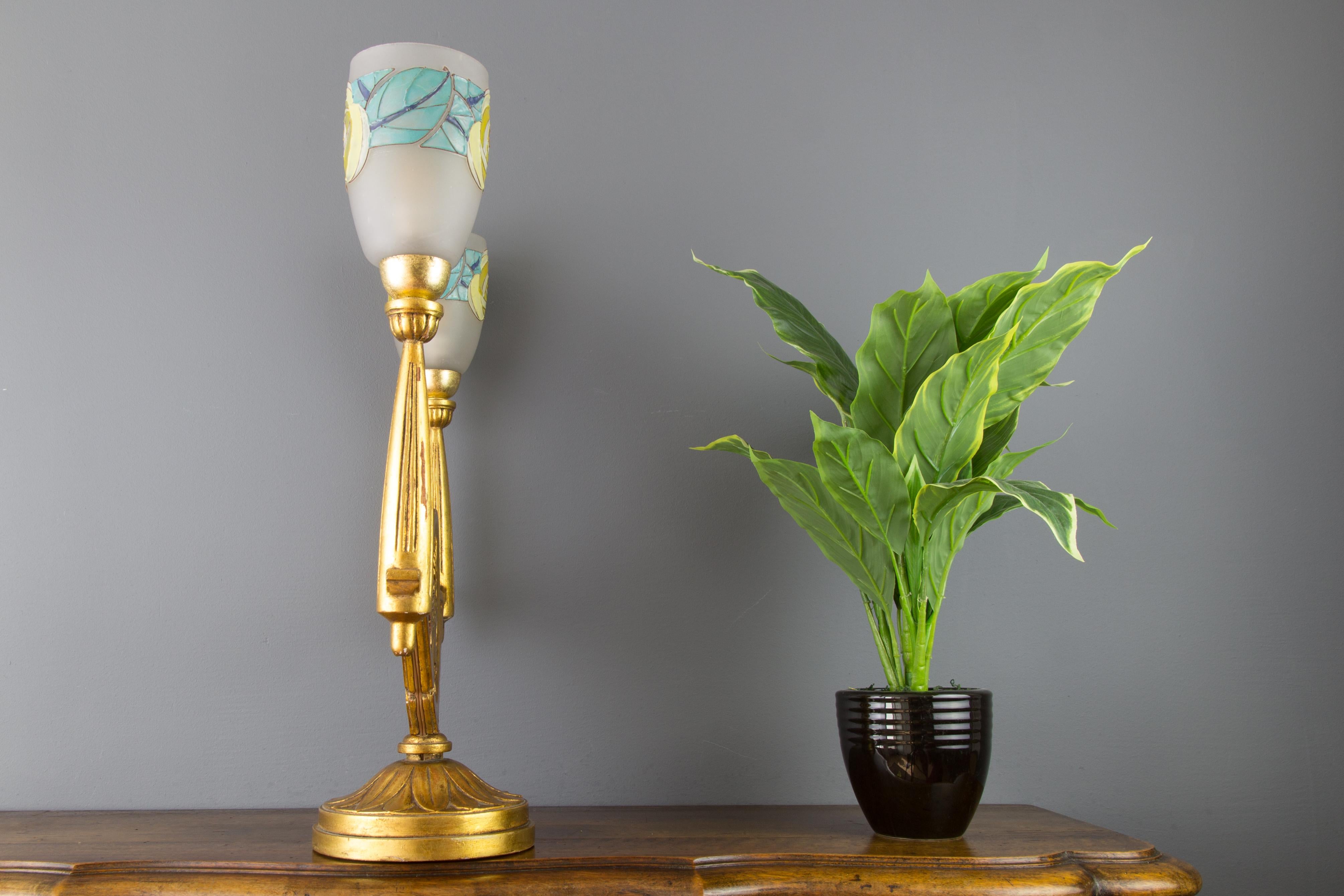 Lámpara de sobremesa francesa Art Decó de madera tallada y cristal esmerilado de dos luces en Bueno estado para la venta en Barntrup, DE