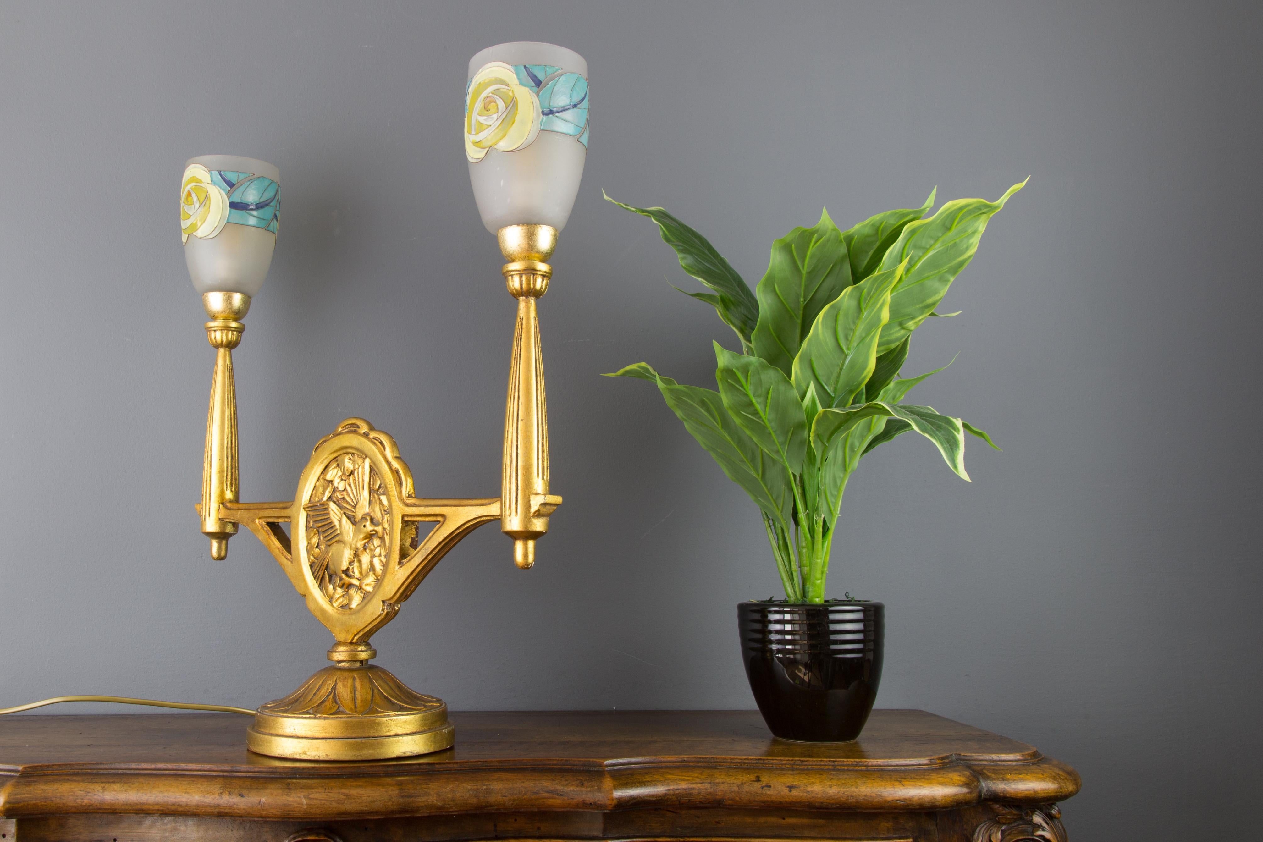 Lámpara de sobremesa francesa Art Decó de madera tallada y cristal esmerilado de dos luces mediados del siglo XX en venta