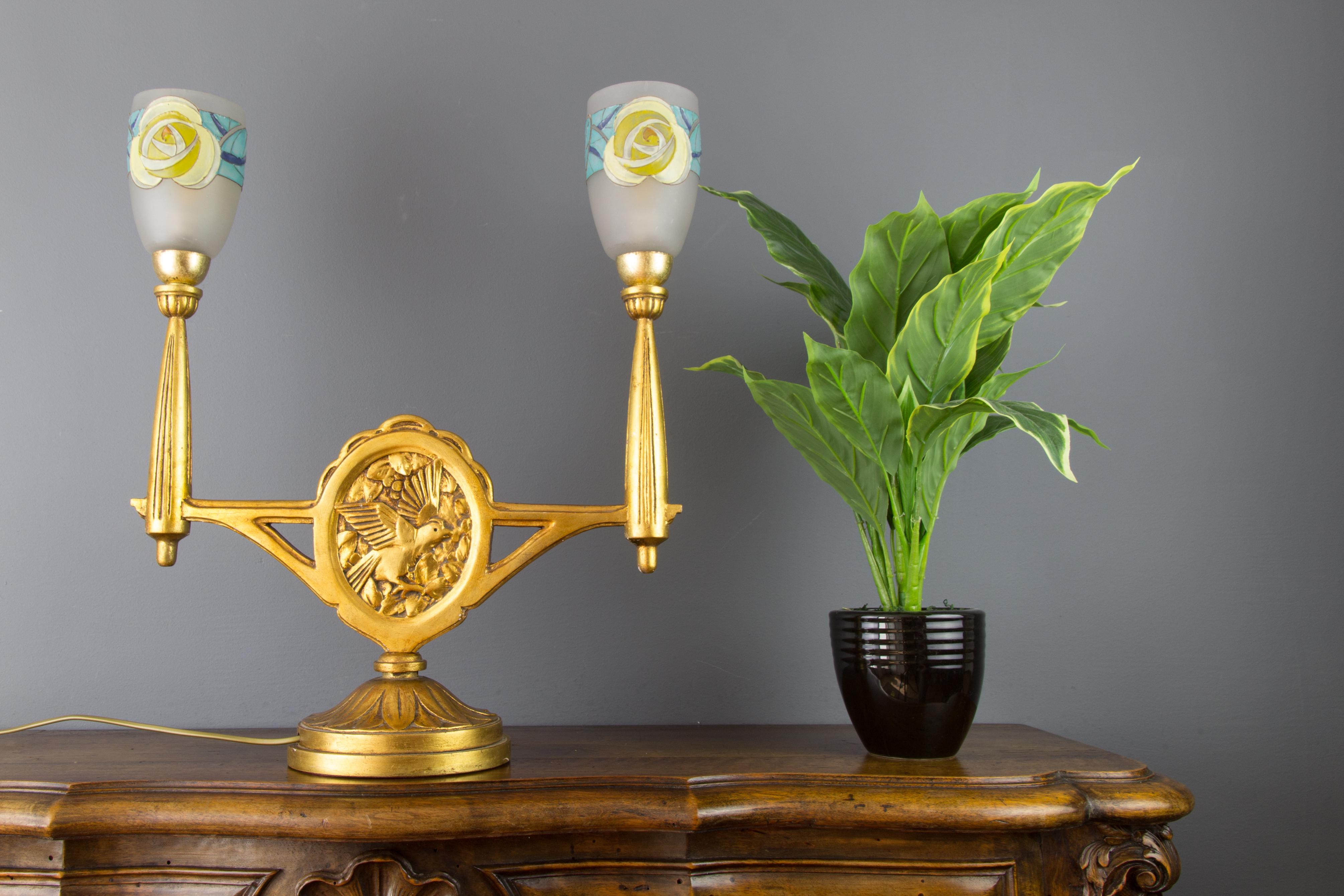 Lámpara de sobremesa francesa Art Decó de madera tallada y cristal esmerilado de dos luces Vidrio en venta