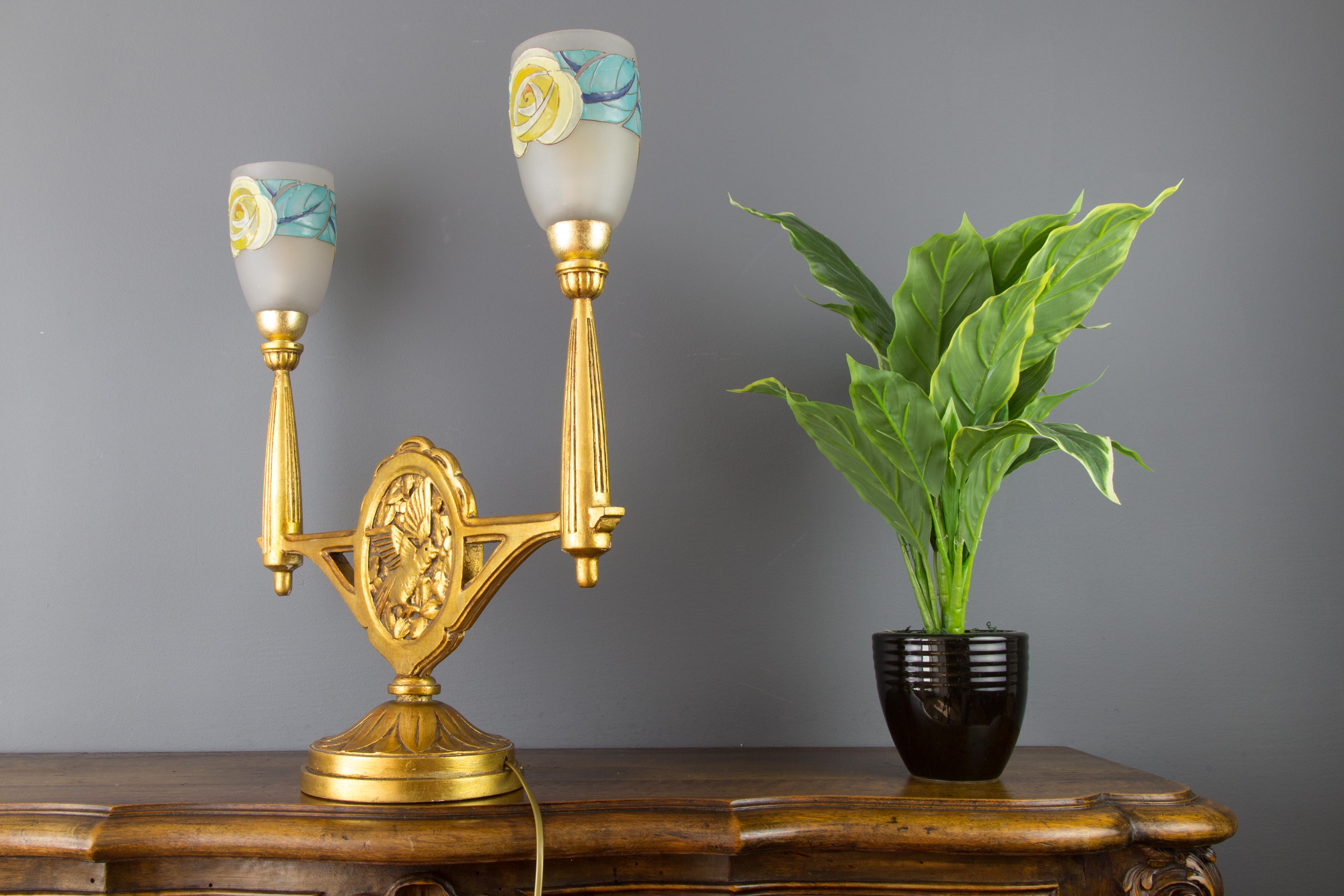 Lámpara de sobremesa francesa Art Decó de madera tallada y cristal esmerilado de dos luces en venta 1
