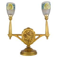 Französische Art-Déco-Tischlampe mit zwei Leuchten aus geschnitztem Holz und mattiertem, emailliertem Glas