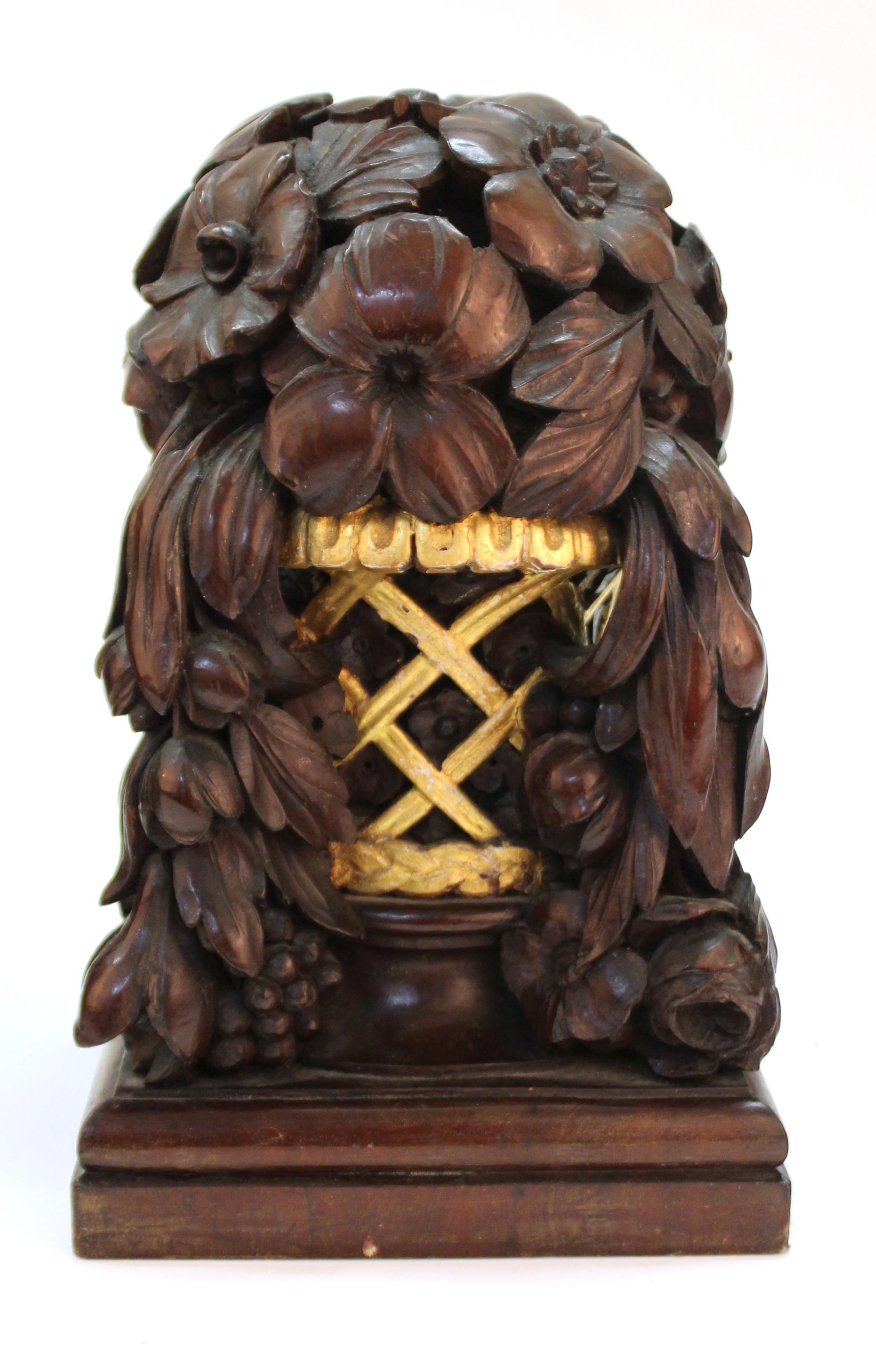Sculpté à la main Paniers à fleurs décoratifs en bois sculpté Art Déco français attribués à Sue Et Mare en vente