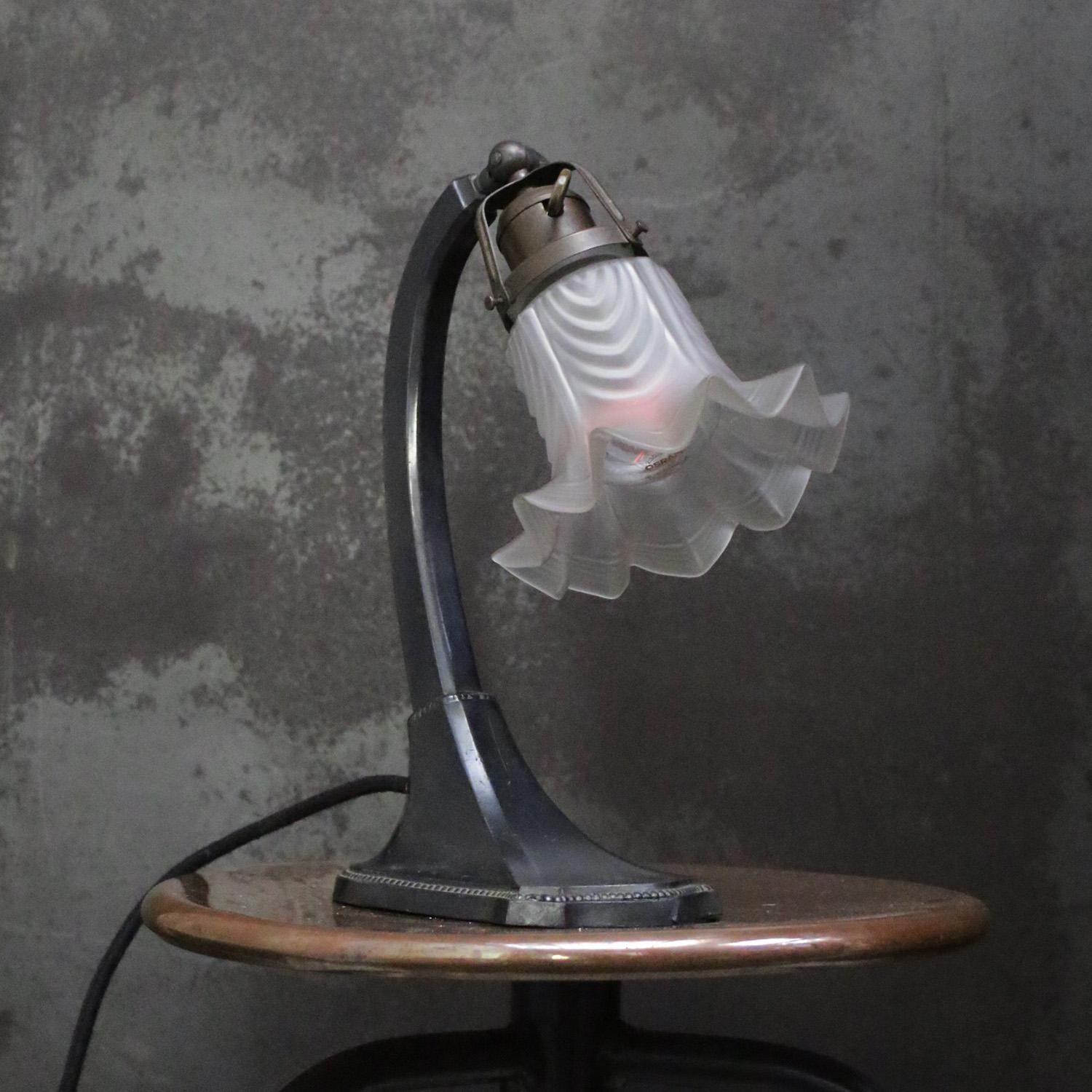 Français Lampe de bureau Art déco française en fonte et verre dépoli, années 1920 en vente