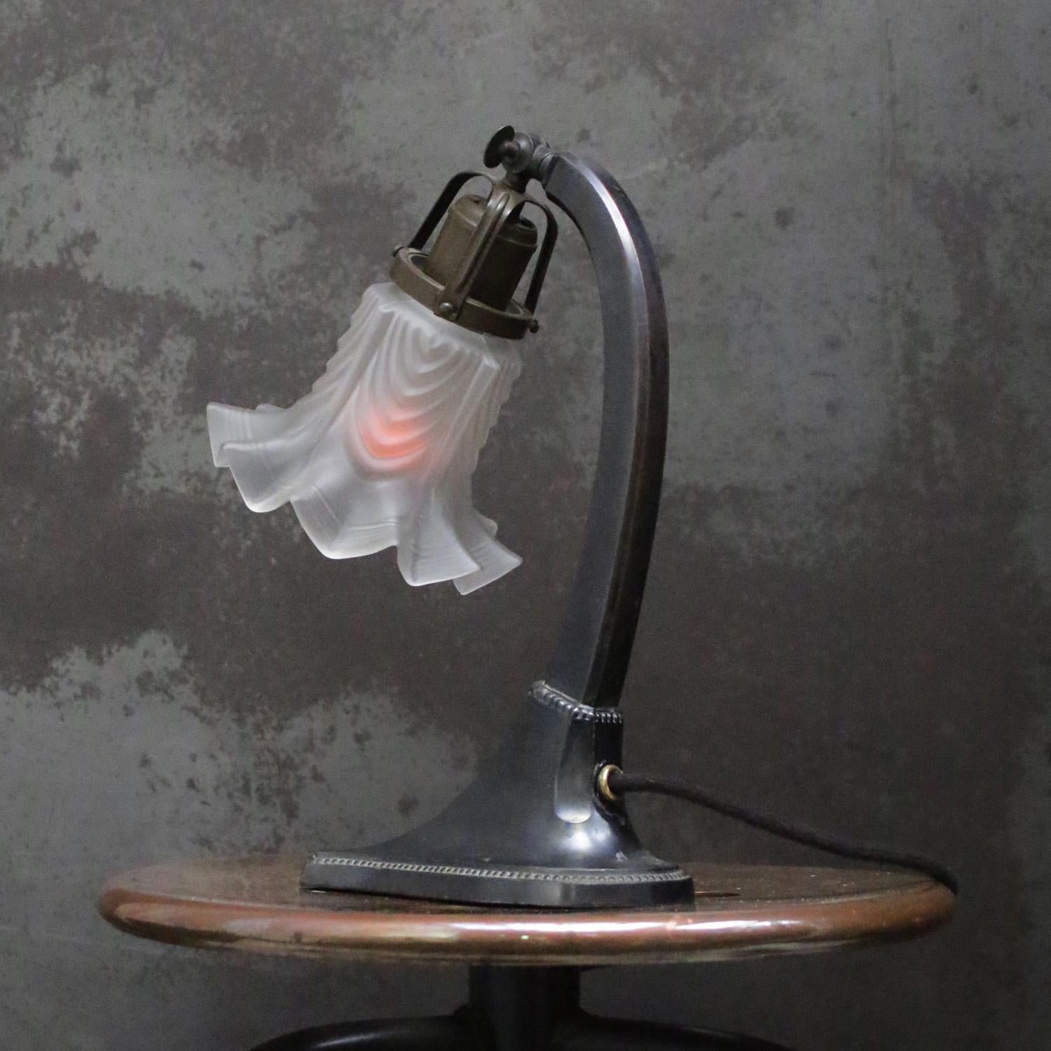 Début du 20ème siècle Lampe de bureau Art déco française en fonte et verre dépoli, années 1920 en vente