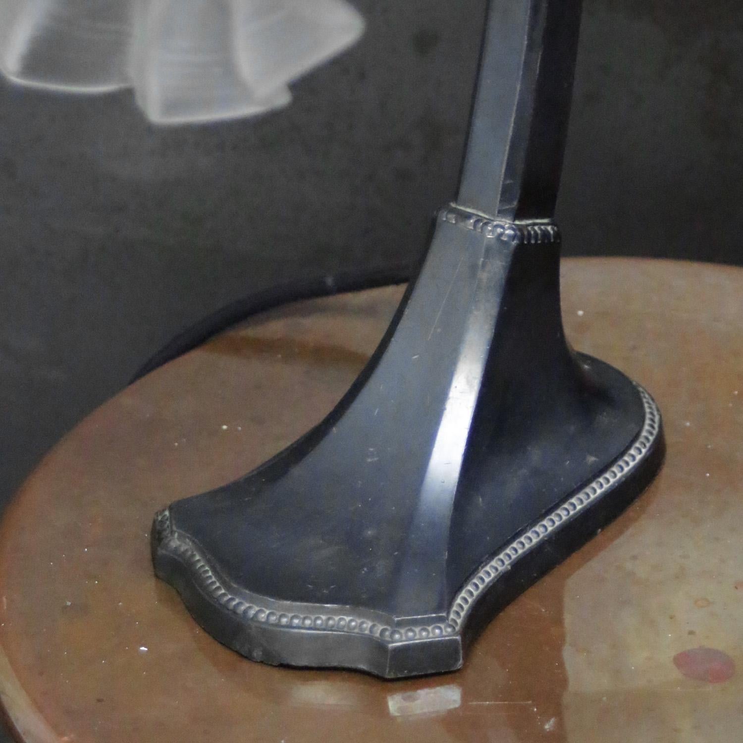 Verre Lampe de bureau Art déco française en fonte et verre dépoli, années 1920 en vente