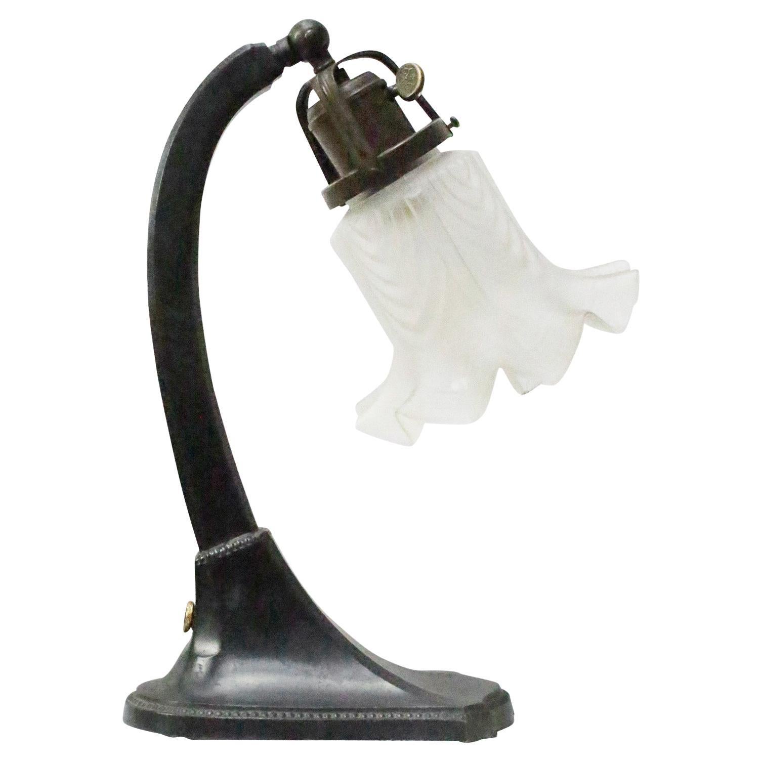 Lampe de bureau Art déco française en fonte et verre dépoli, années 1920