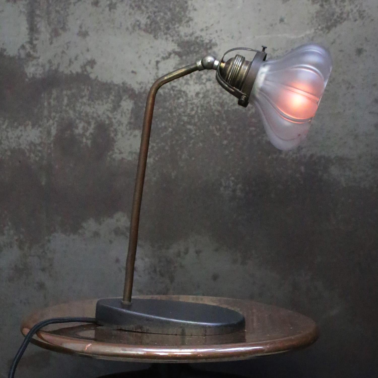 Lámpara de sobremesa/escritorio francesa de los años 30, Art decó, cristal transparente fundido
Base y brazo de hierro fundido con pantalla de cristal esmerilado.
Cable y clavija de algodón negro.

También disponible con enchufe US/UK

E27 /