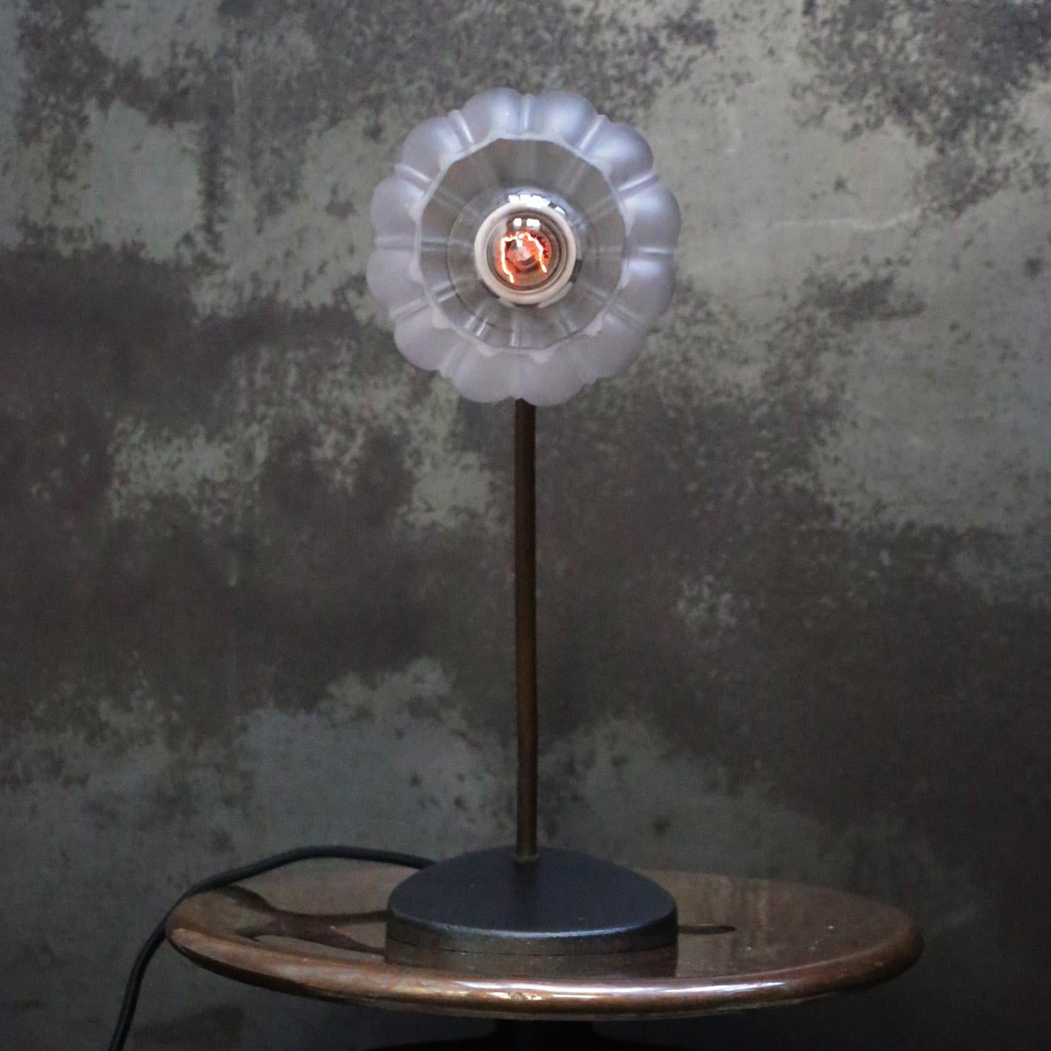 Lámpara de mesa o escritorio francesa Art Decó de hierro fundido y cristal esmerilado, años 30 en Bueno estado para la venta en Amsterdam, NL
