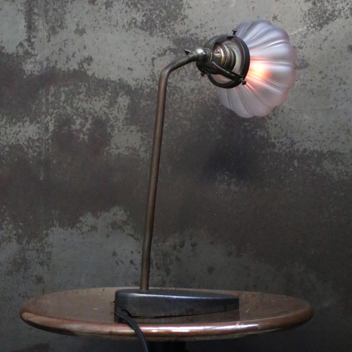 Lámpara de mesa o escritorio francesa Art Decó de hierro fundido y cristal esmerilado, años 30 mediados del siglo XX en venta
