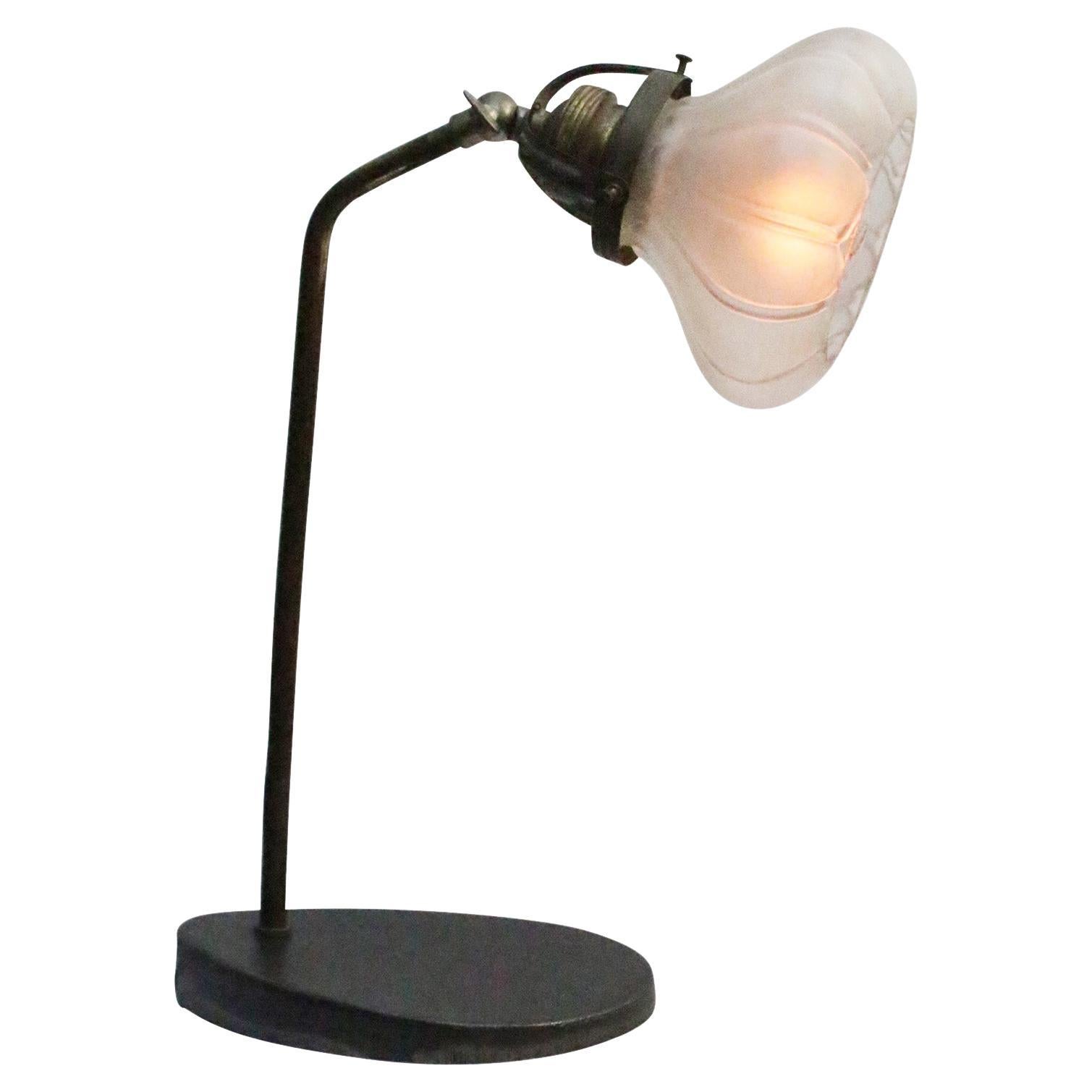 Lampe de table ou de bureau Art déco français en fonte et verre dépoli, années 1930