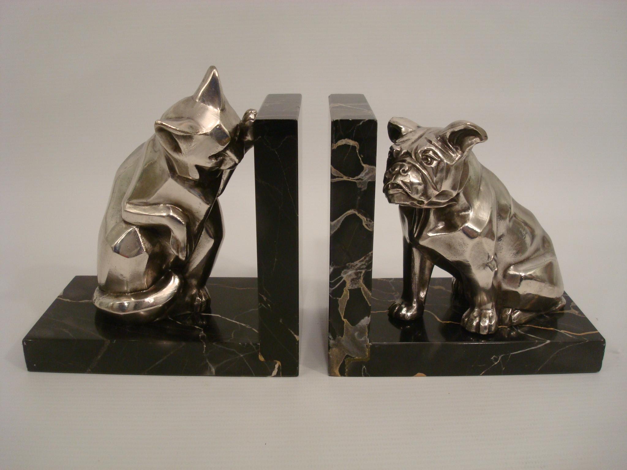 Description: Art Deco metal bookends with cat and bulldog.
Artist / Maker: Irénée Rochard.
Signature / Marks: Rochard.
Style: Art Deco.
Date: 1930.
Material: Metal with silver patina. Portoro marble base.
Origin: France.
Size of one:
H 13.2 cm. x L