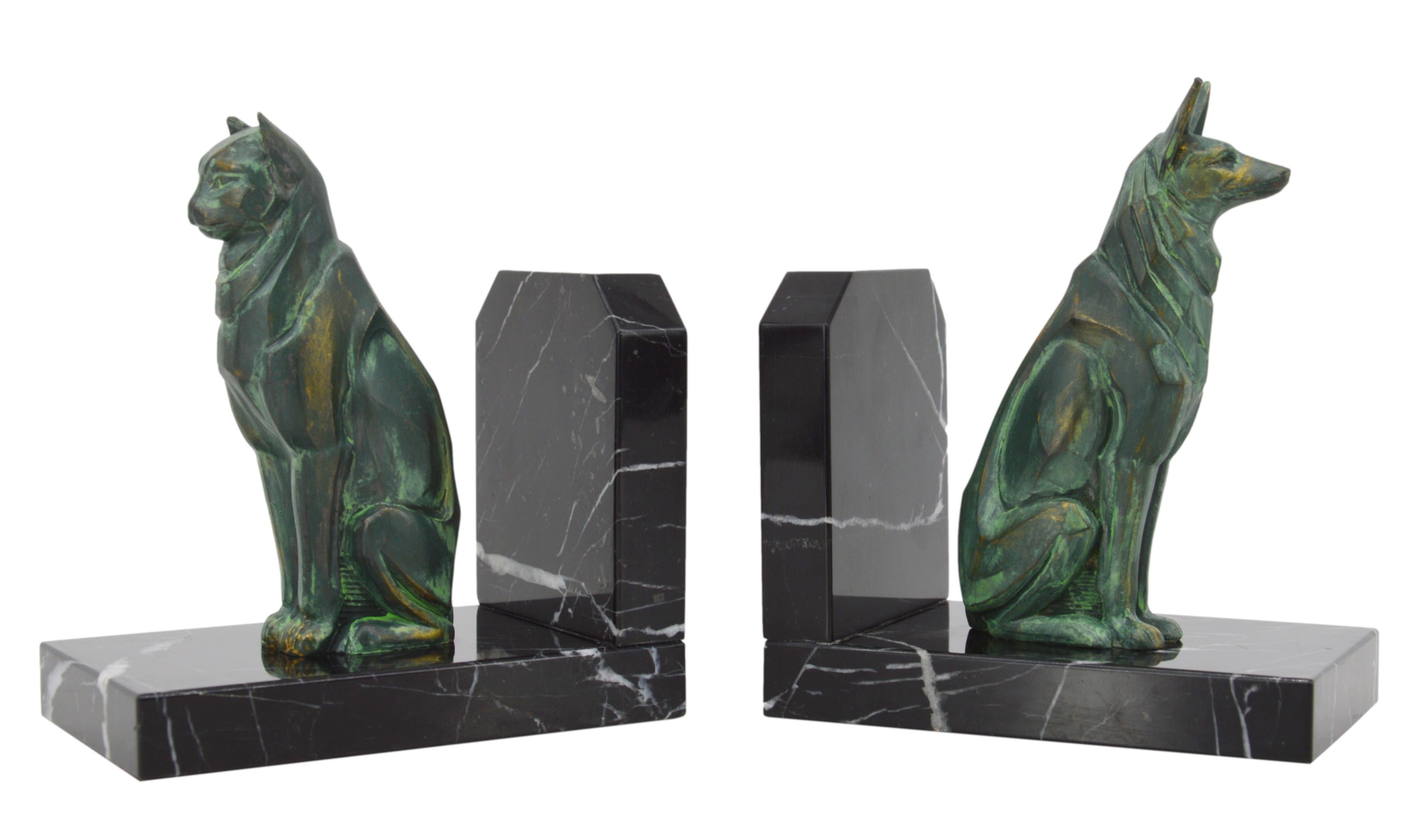 French Art Deco bookends, France, 1920s. Cat and dog. The Art Deco spirit at its best. A discreet cubism underlines the perfect lines of our two friends. Spelter and marble. Each - Height: 5.8