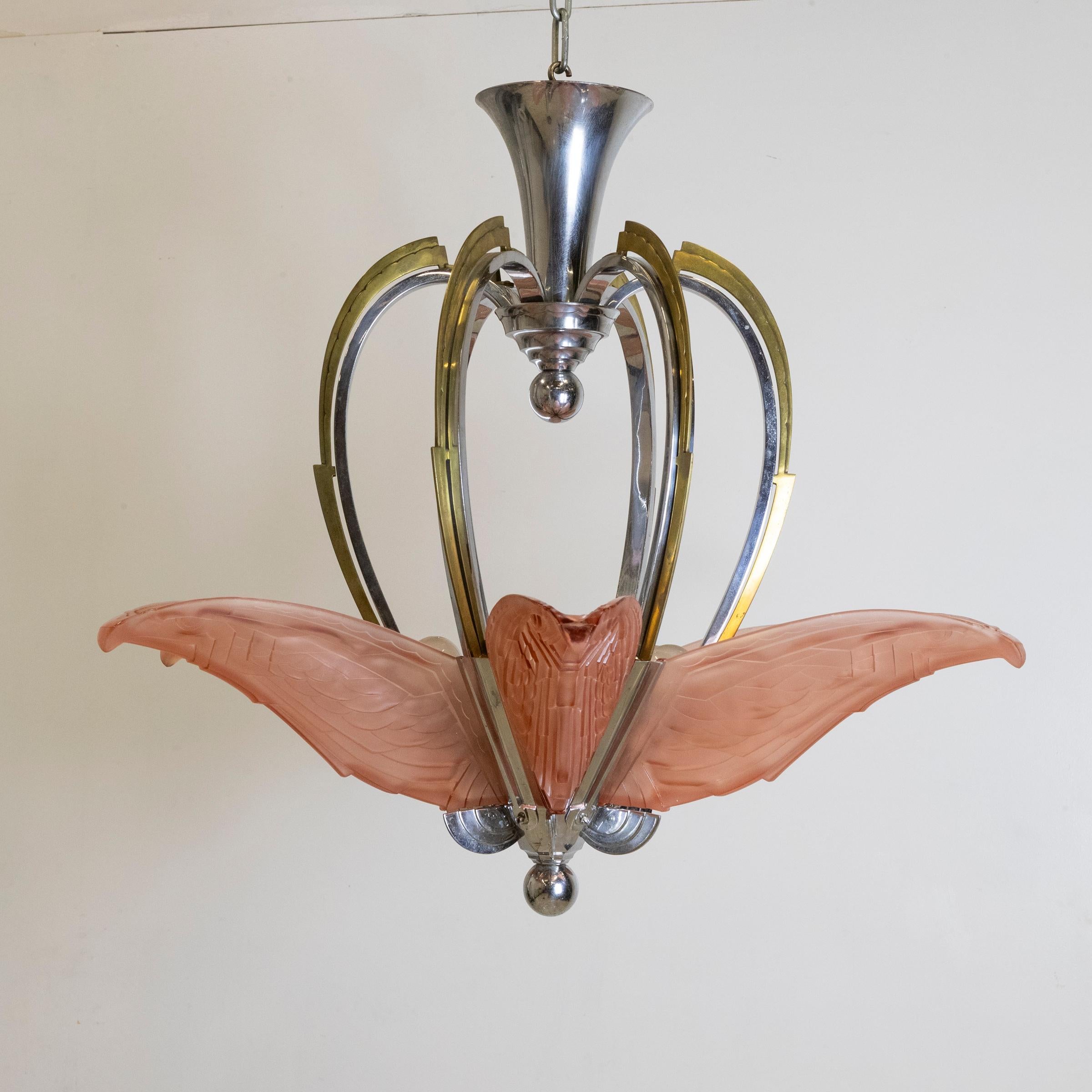Ottone Lampadario da soffitto in stile Art Deco francese con vetro rosa in vendita