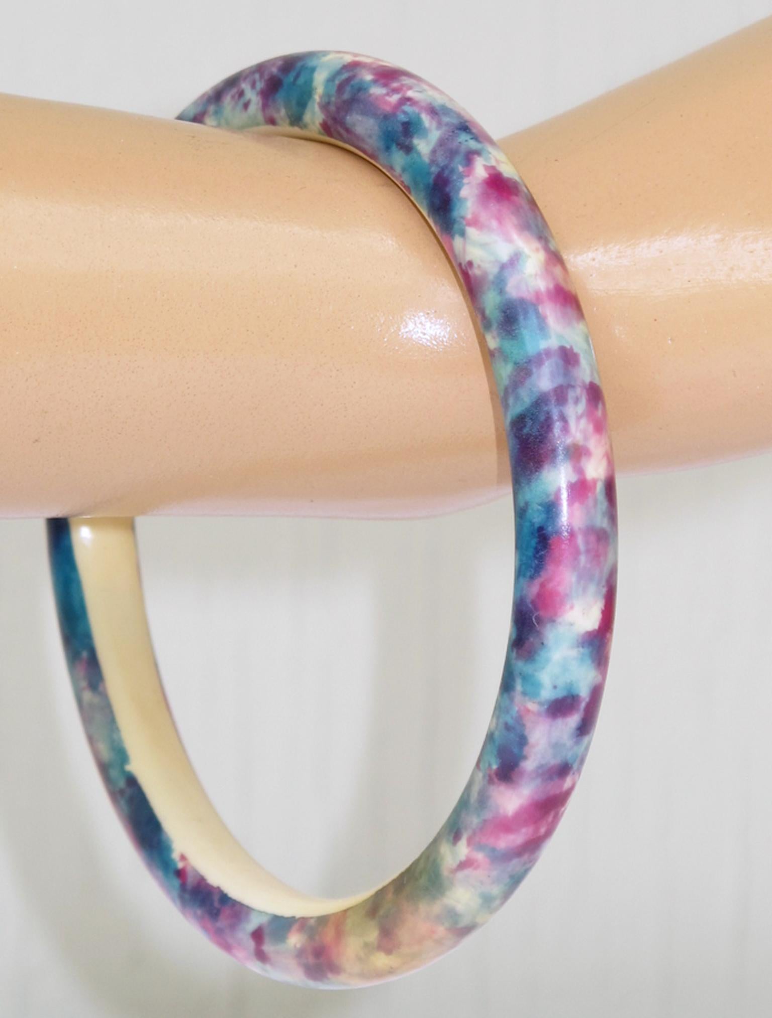 French Art Deco Celluloid Bracelet Bangle with Blue and Pink Sponge Design For Sale 3