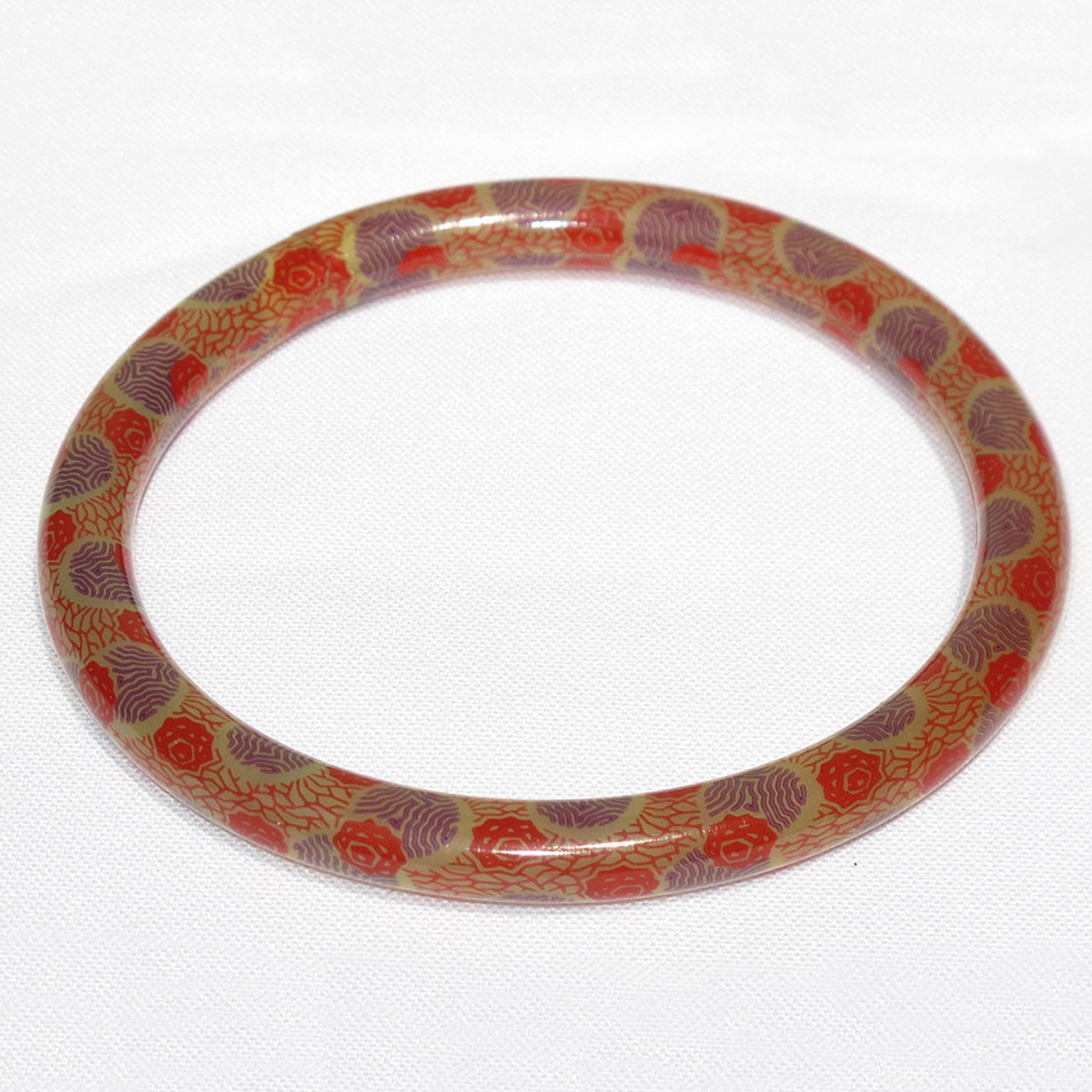 A stunning 1920s French Art Deco celluloid bracelet bangle. It features a light hollow tube shape with a floral geometric design around the bracelet. 
The hollow bracelet technique is an ancient technique applied to jewelry at the turn of the 20th