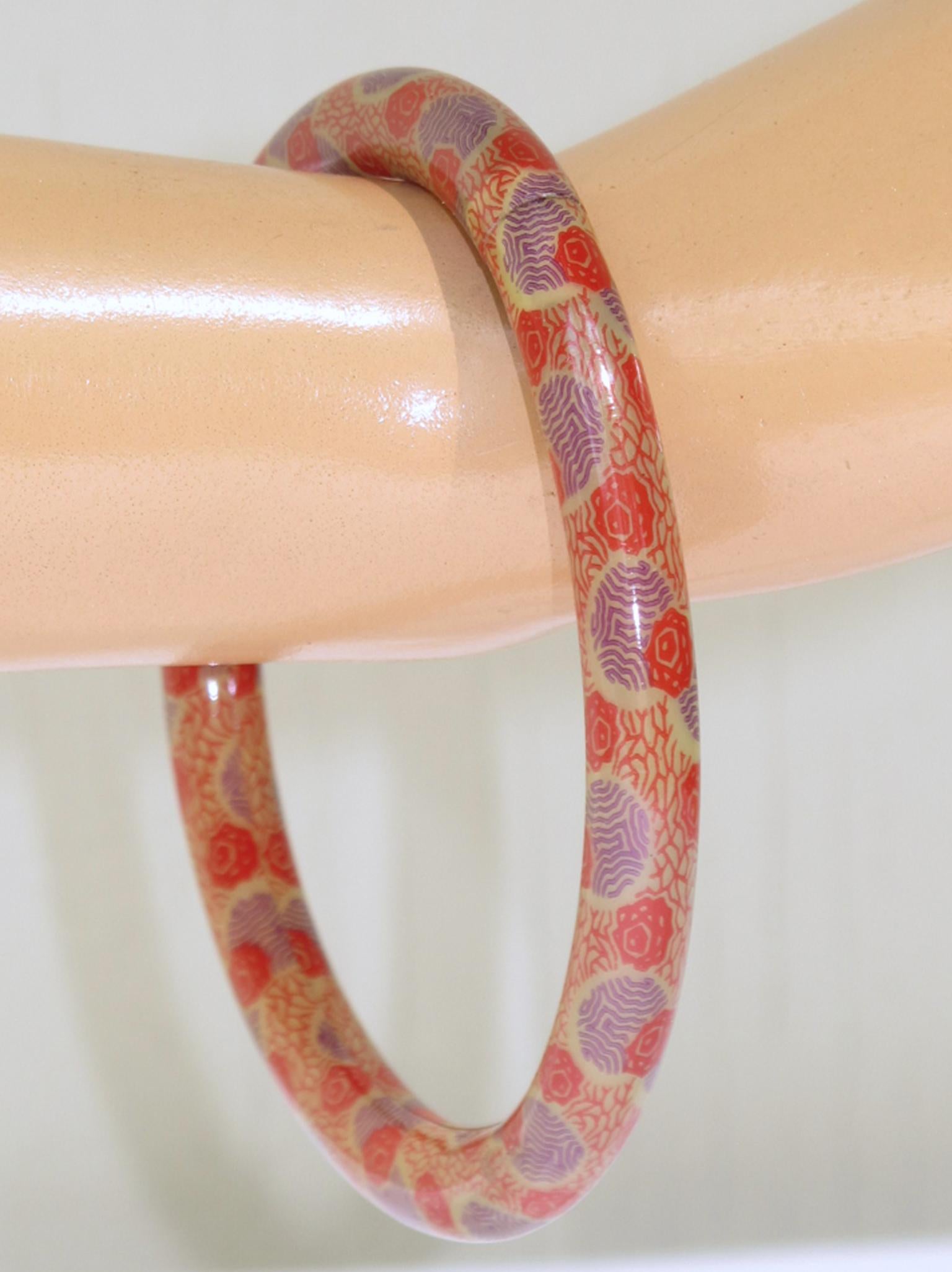 Bracelet jonc en celluloïd Art déco français avec motifs violets et rouges Bon état - En vente à Atlanta, GA