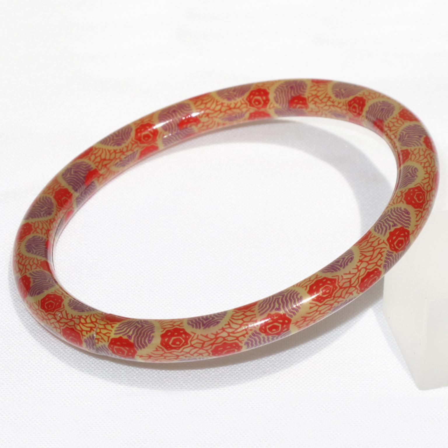 Bracelet jonc en celluloïd Art déco français avec motifs violets et rouges en vente 1