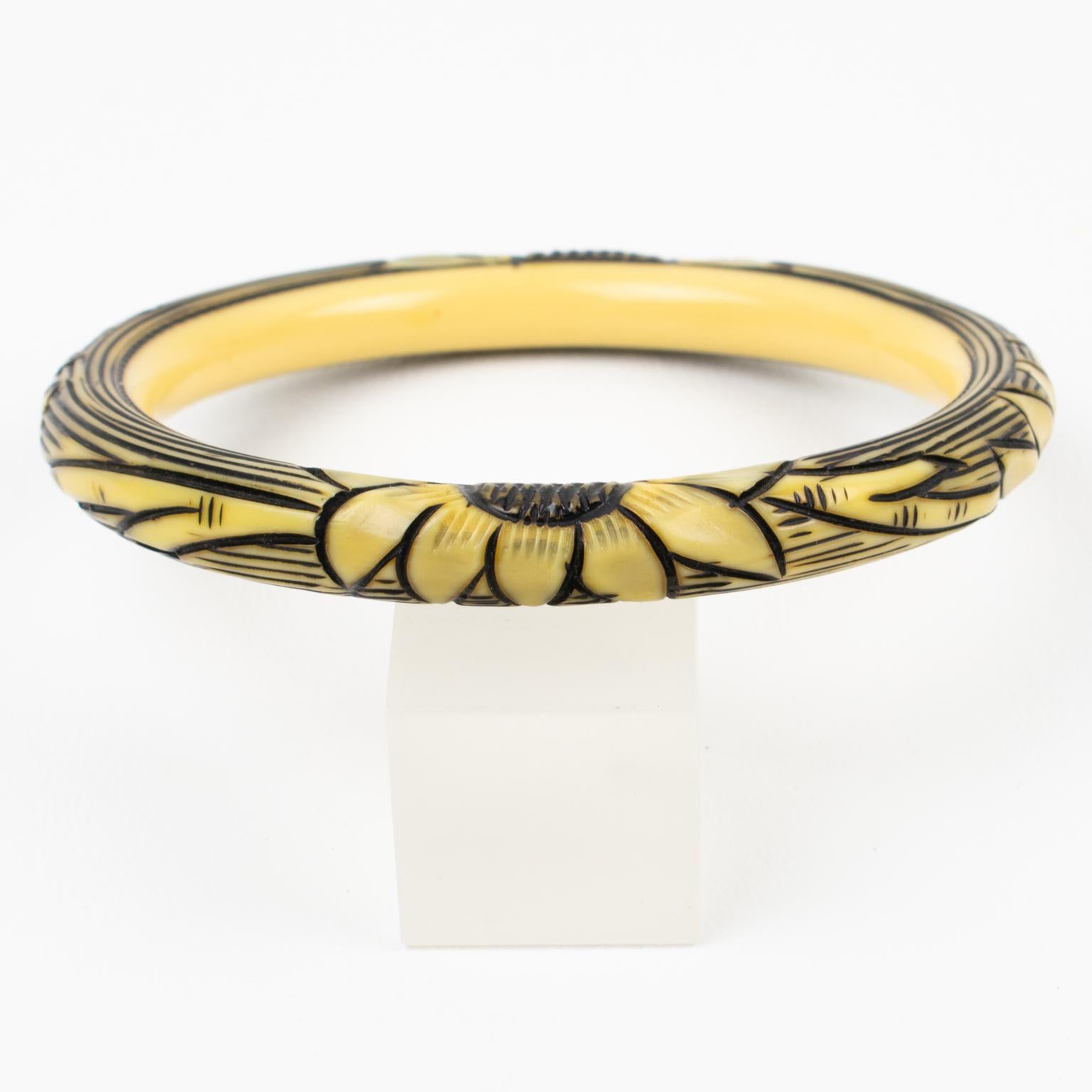 Art déco Bracelet jonc en celluloïd sculpté de fleurs, circa 1925 en vente