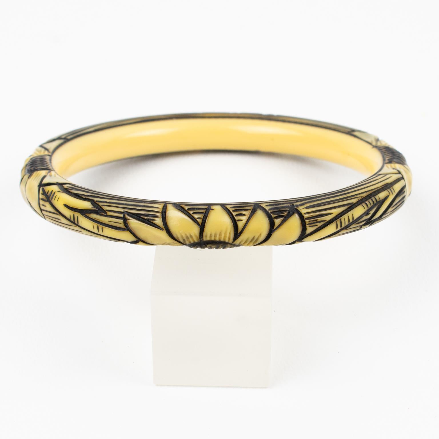 Bracelet jonc en celluloïd sculpté de fleurs, circa 1925 Excellent état - En vente à Atlanta, GA
