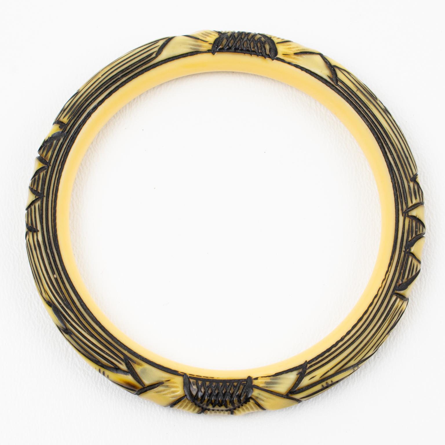 Bracelet jonc en celluloïd sculpté de fleurs, circa 1925 Unisexe en vente