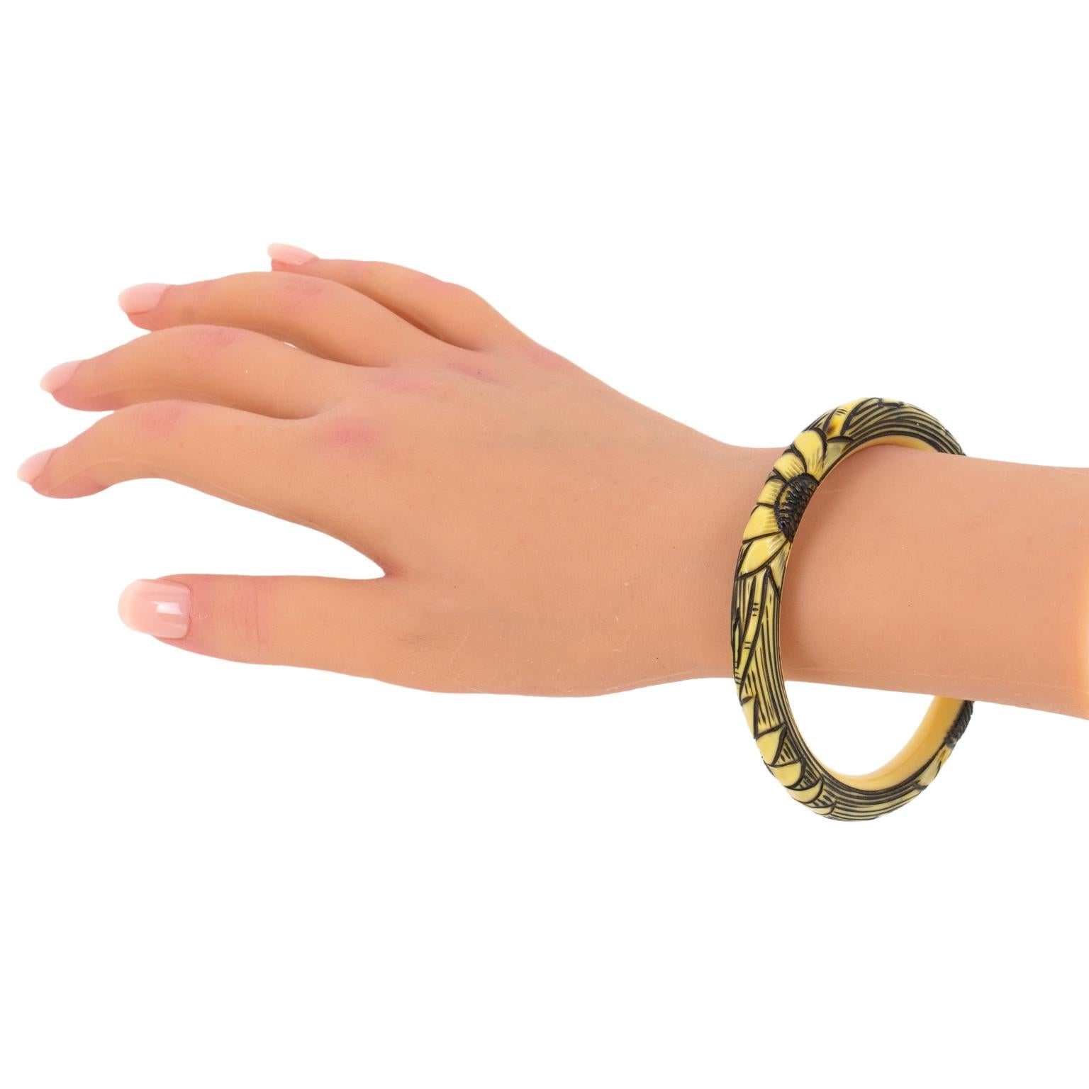 Bracelet jonc en celluloïd sculpté de fleurs, circa 1925 en vente 1