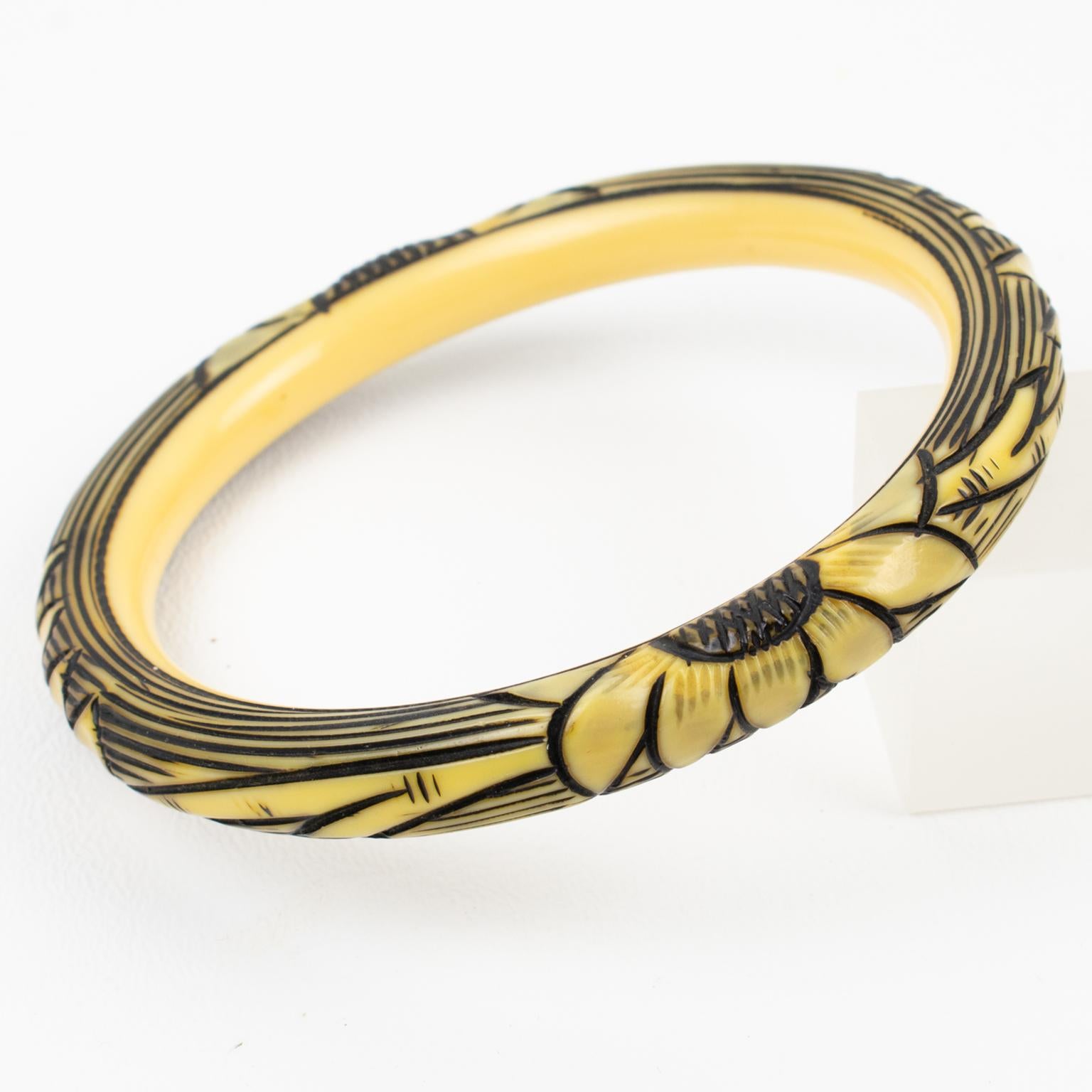 Bracelet jonc en celluloïd sculpté de fleurs, circa 1925 en vente 2
