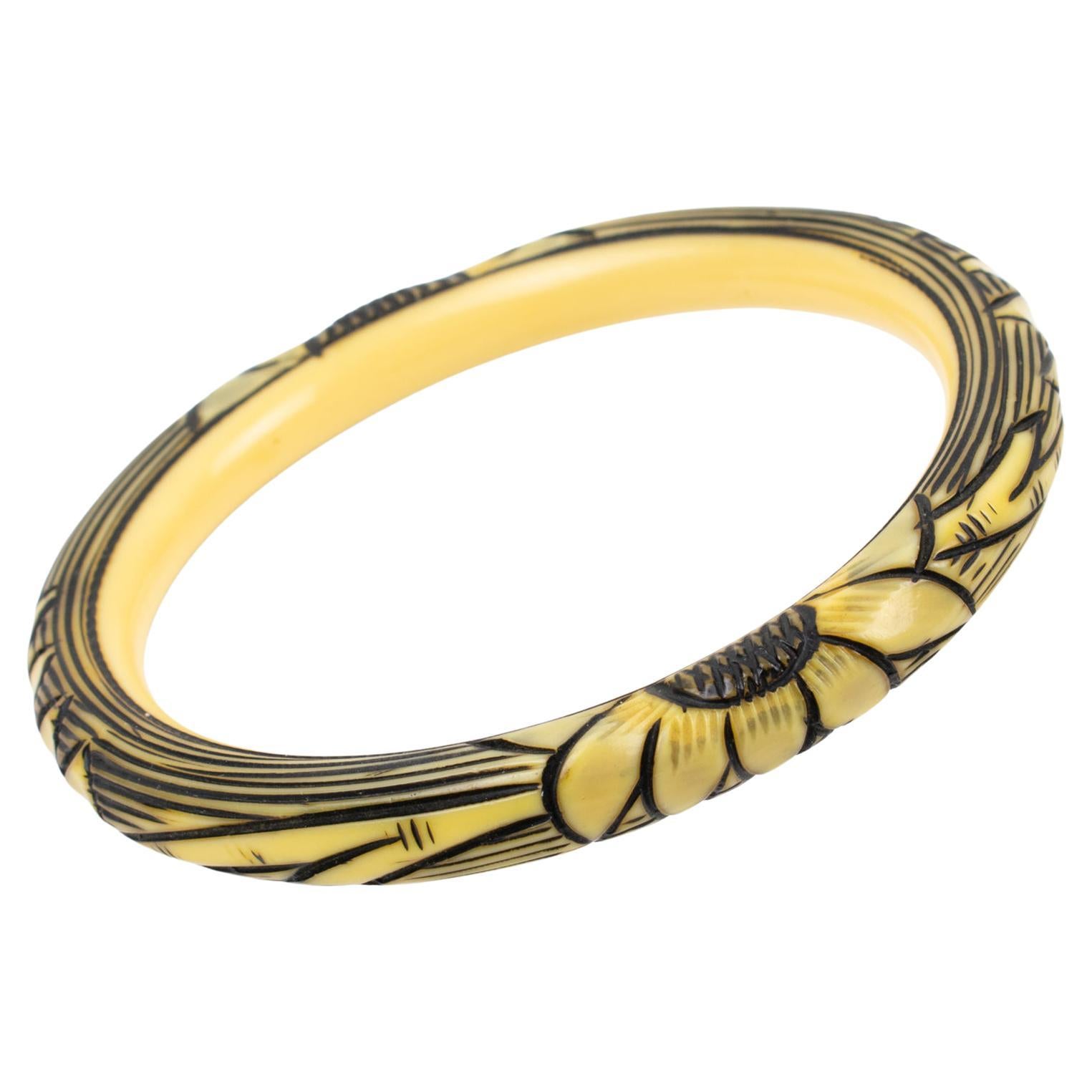 Bracelet jonc en celluloïd sculpté de fleurs, circa 1925