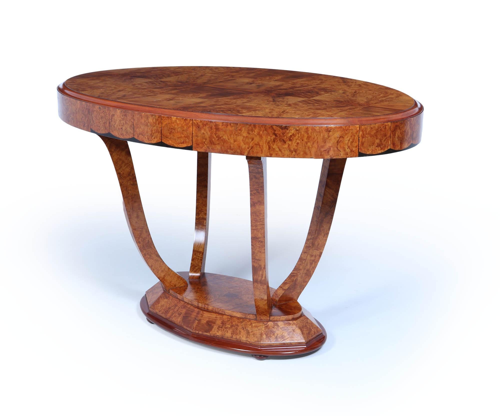 Mesa de centro Art Déco 
Impresionante mesa de centro art decó francesa fabricada en la década de 1920 con madera de amboyna, de un color impresionante, con incrustaciones de ébano festoneado en los laterales, sobre montantes en forma de U y una