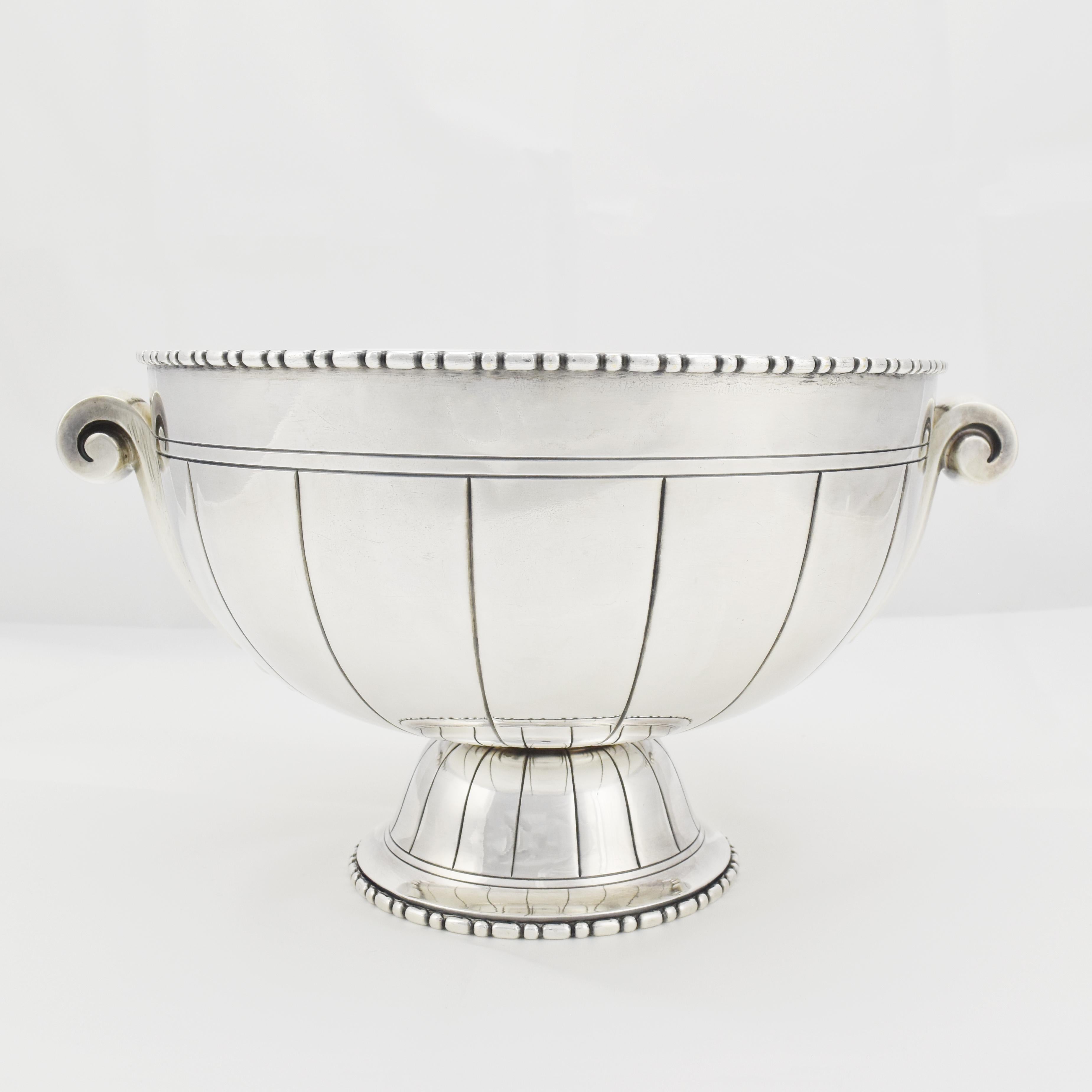 
A beautiful and mostly elegant Art Deco centerpiece bowl made of silverplated brass by the well-known French manufacturer Bouillet & Bourdelle  in the 1920s.

Its medium size is perfect to display flower bouquets on any smaller table or in your