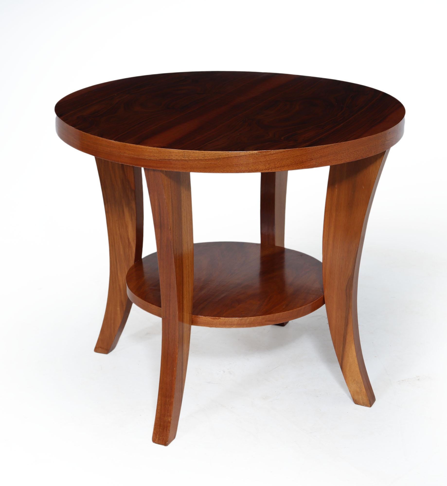 ART DECO COUCHTISCH
Ein kreisförmiger Couchtisch aus gemasertem Nussbaumholz, hergestellt in Frankreich in den 1930er Jahren, der Tisch hat vier Säbelbeine mit einer mittleren unteren Ebene Regal, der Tisch wurde vollständig restauriert und poliert