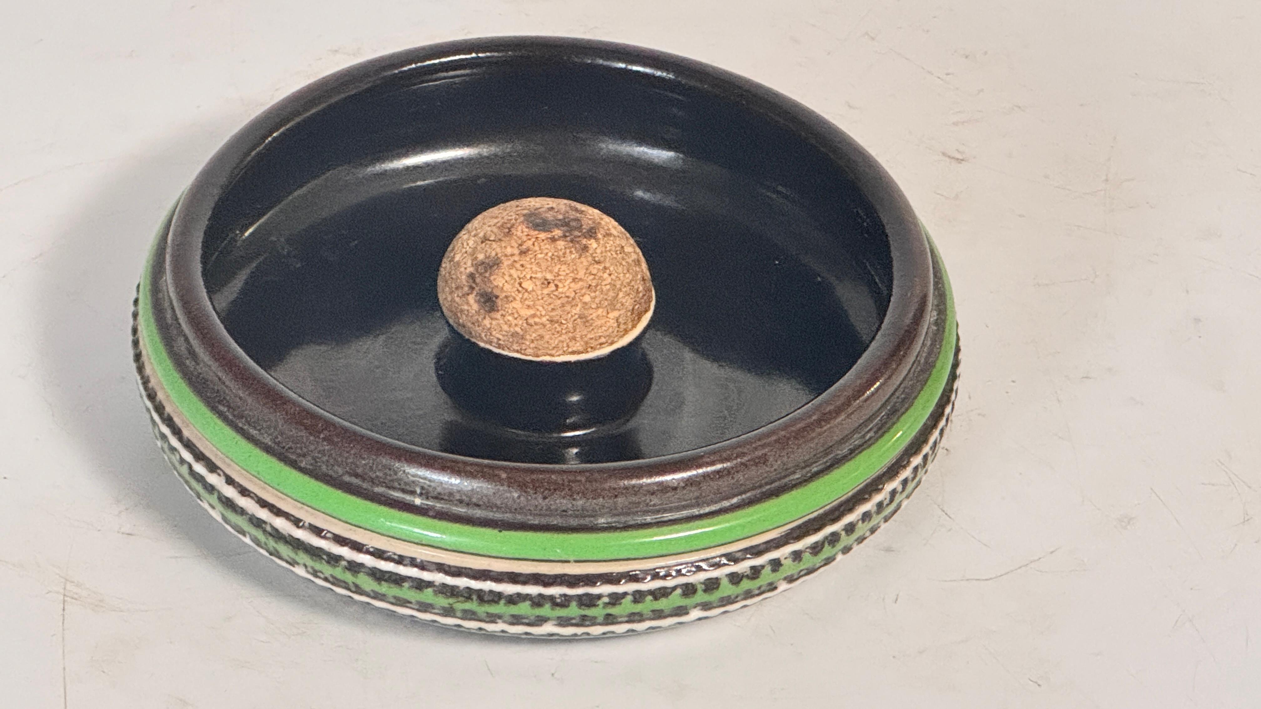 Französischer Art-Déco-Keramik-Aschenbecher - signiert, mit Korkkern - CIRCA 1930 im Zustand „Gut“ im Angebot in Auribeau sur Siagne, FR