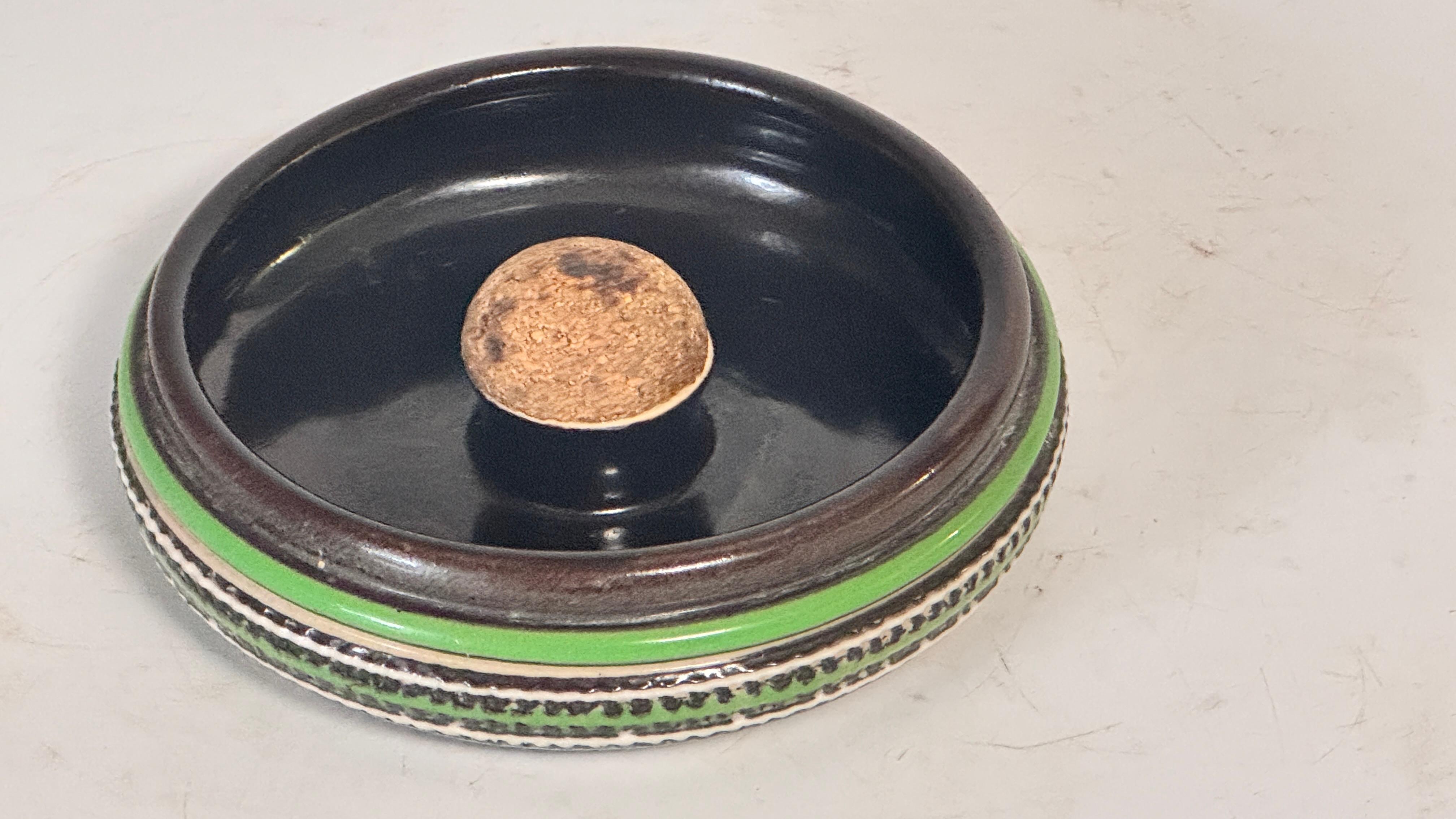Französischer Art-Déco-Keramik-Aschenbecher - signiert, mit Korkkern - CIRCA 1930 (Mitte des 20. Jahrhunderts) im Angebot