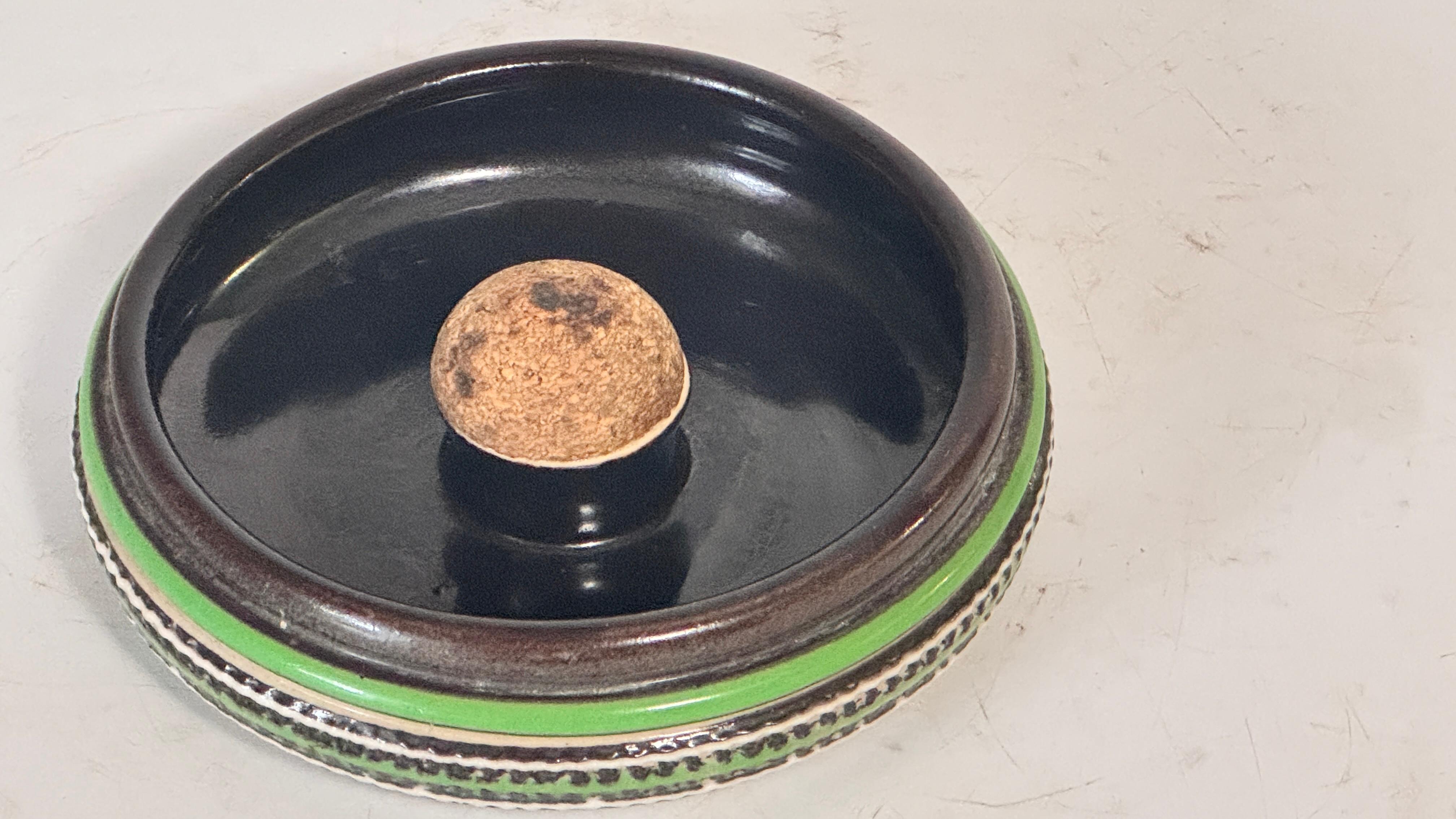 Französischer Art-Déco-Keramik-Aschenbecher - signiert, mit Korkkern - CIRCA 1930 im Angebot 1